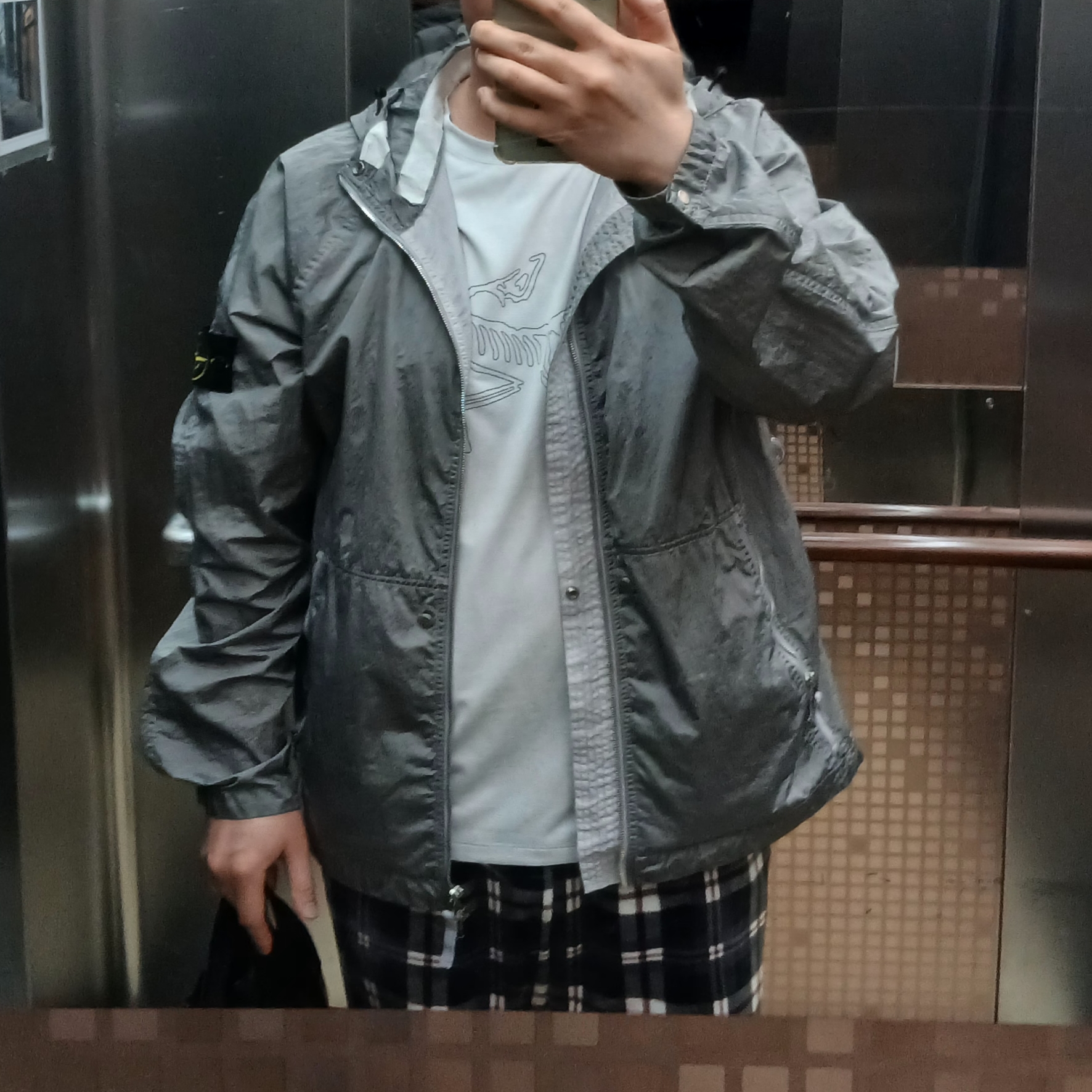 Stone Island 4100097 Nylon Metal Watro-Tc in Econyl Hooded Jacket Pearl Grey - 25SS, Arc'teryx Cormac Logo SS T-Shirt Atmos Heather 착용 스타일 - 1