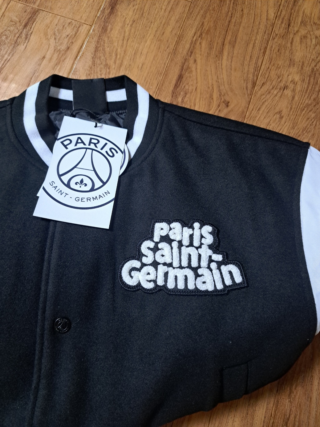Over The Pitch PSG patchwork wappencrop varsity jacket 착용 스타일