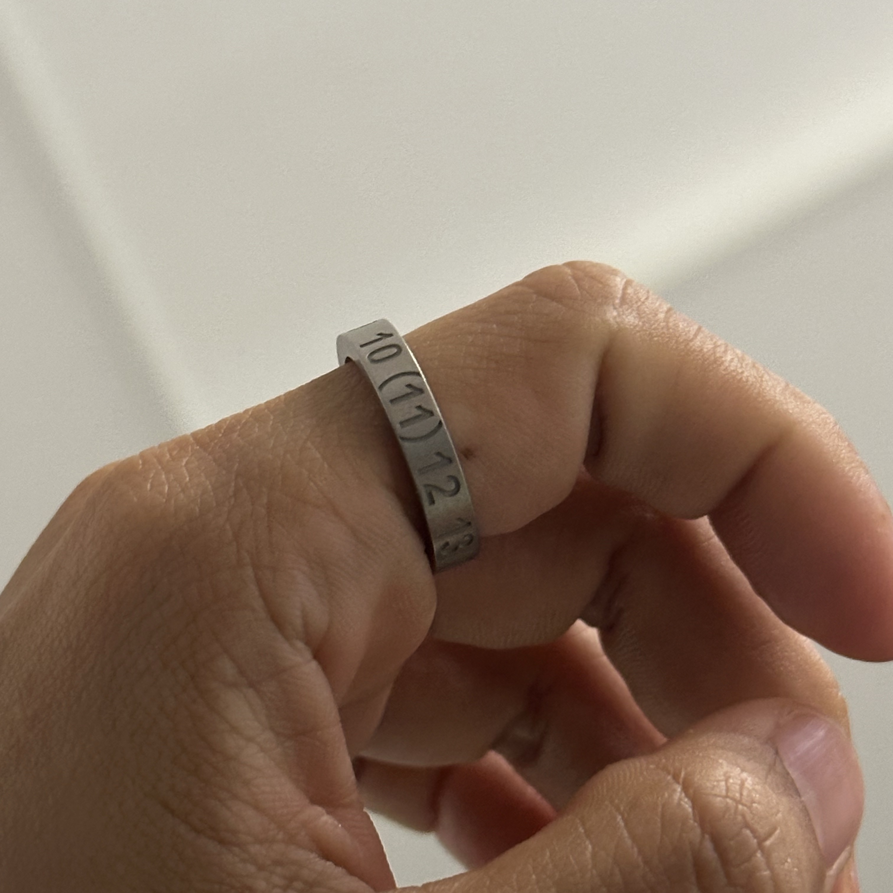 Maison Margiela Numerical Silver Ring Silver 착용 스타일 - 1
