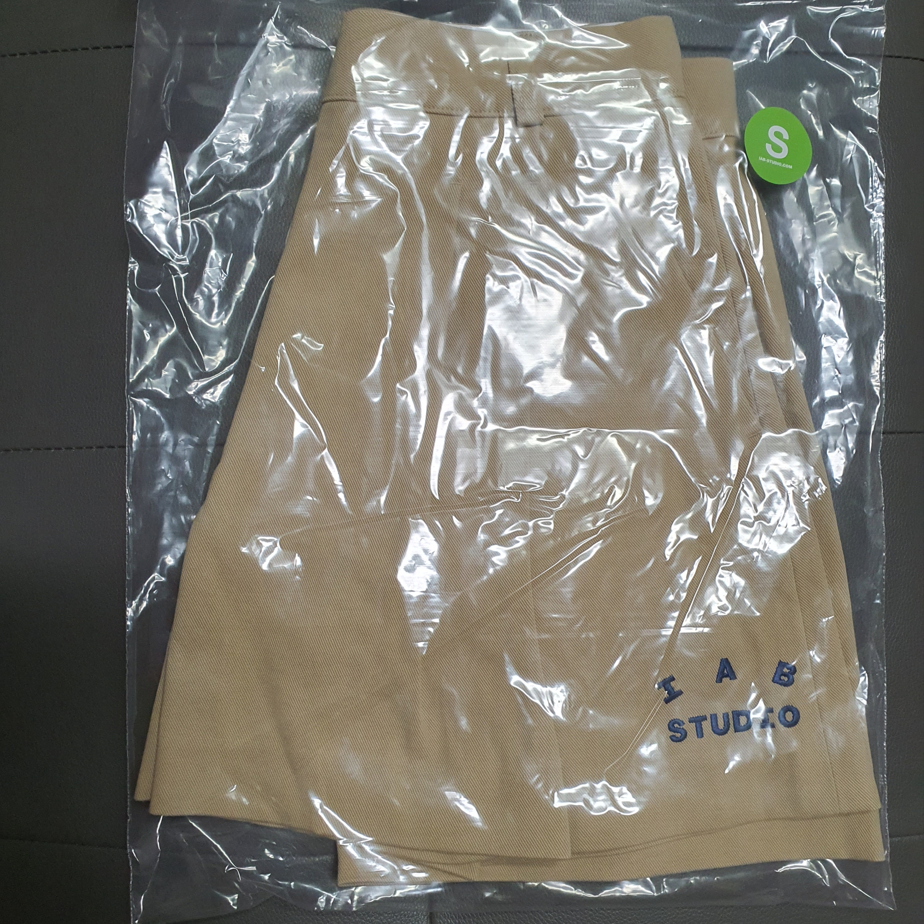 (W) IAB Studio Chino Shorts Beige 착용 스타일