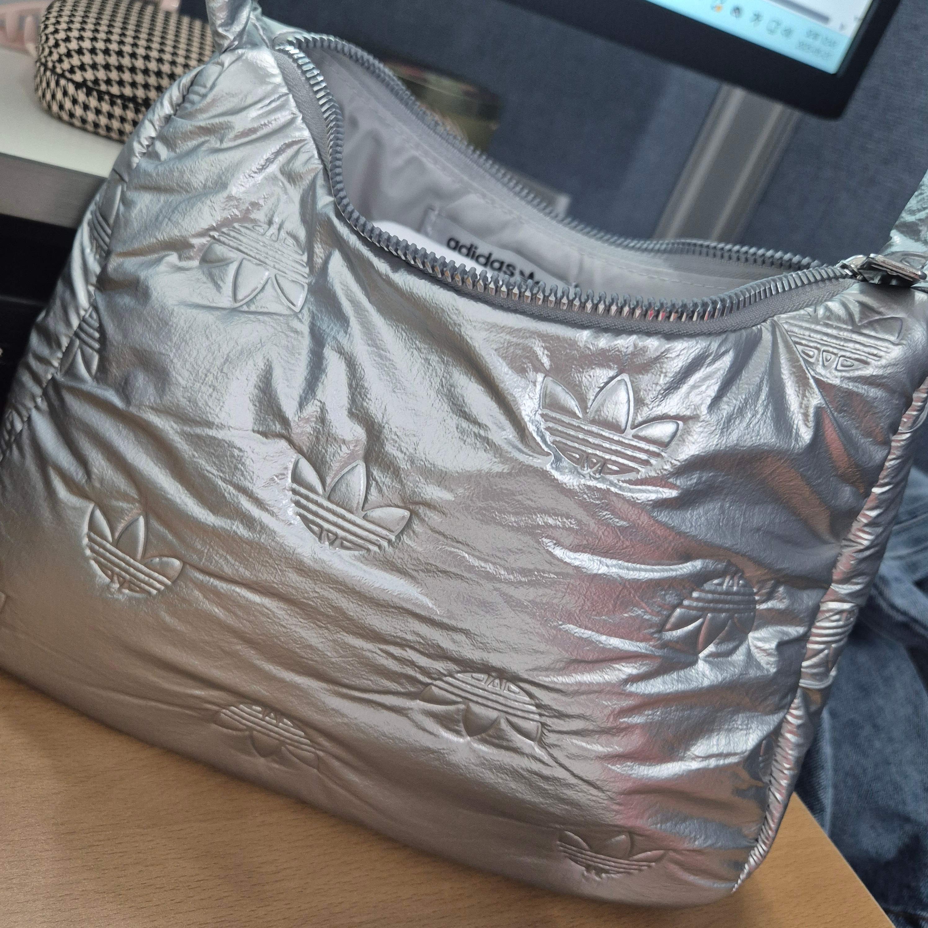 Adidas Puffy Satin Mini Shoulder Bag Silver Metallic 착용 스타일