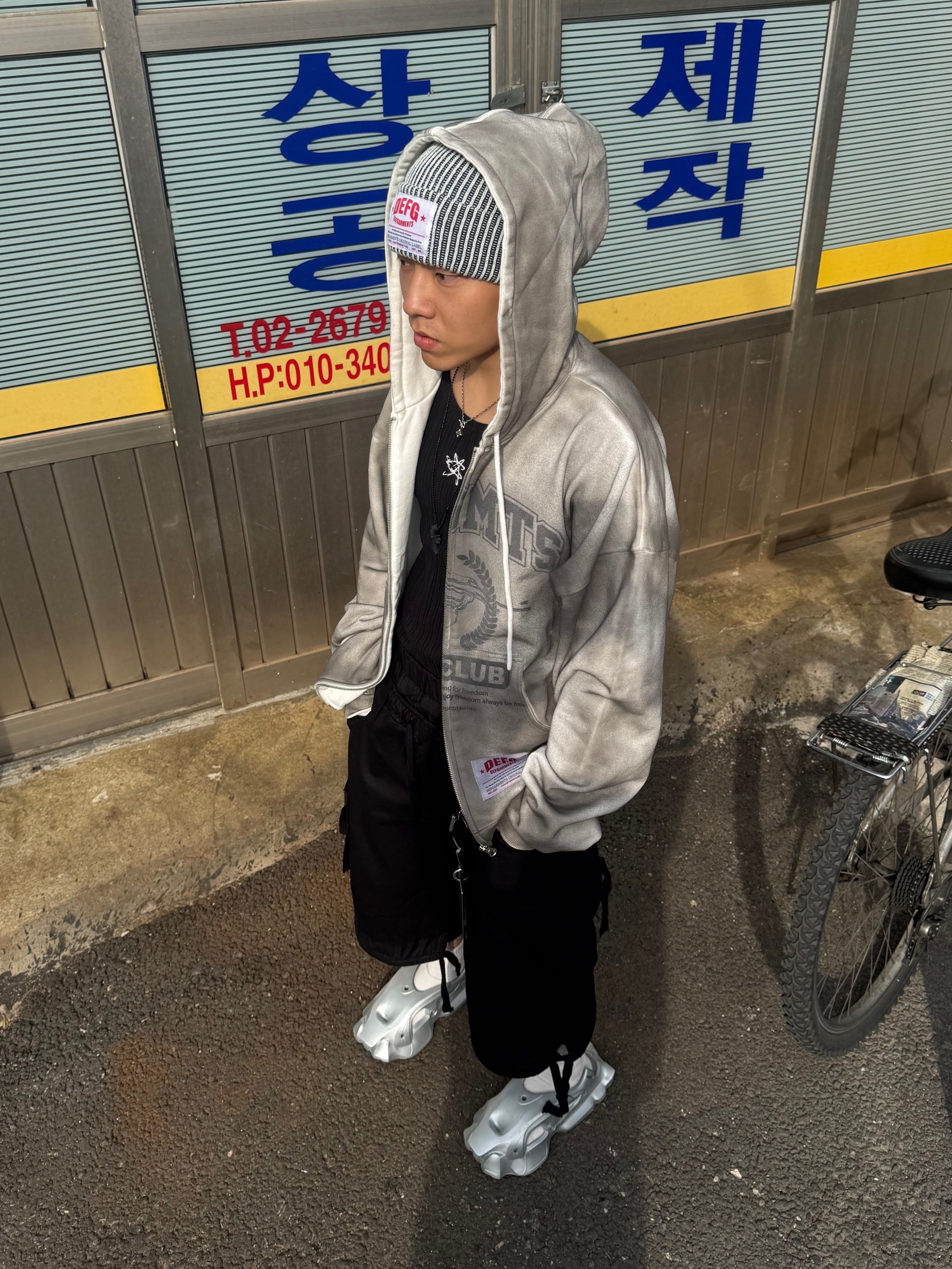DEFGARMENTS Label Point Rib Beanie White, DEFGARMENTS Dirty Washed Hood Zipup Gray 착용 스타일 - 4