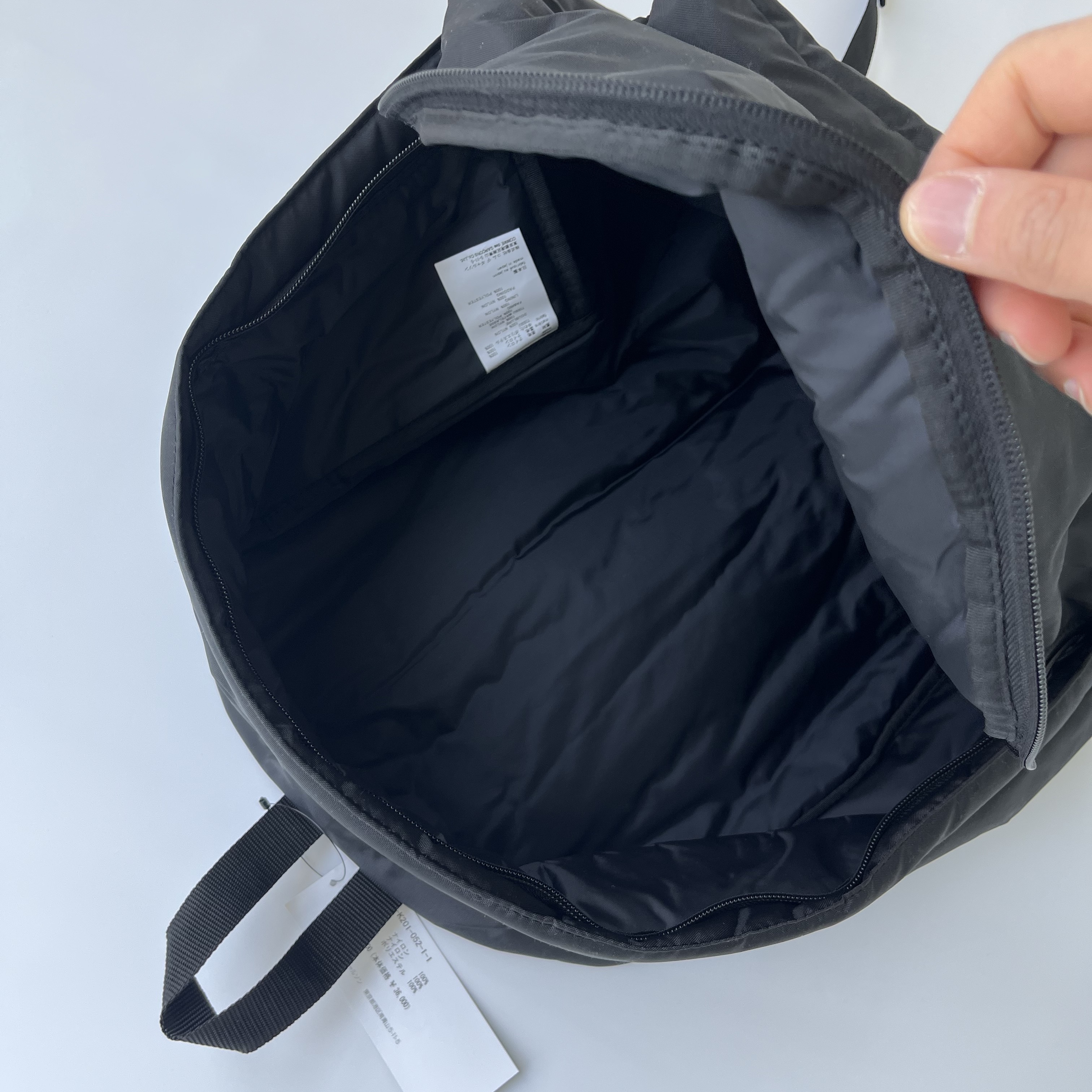 Porter x Comme des Garcons Backpack L Black, Human Made Heart Keyring Red 착용 스타일 - 3