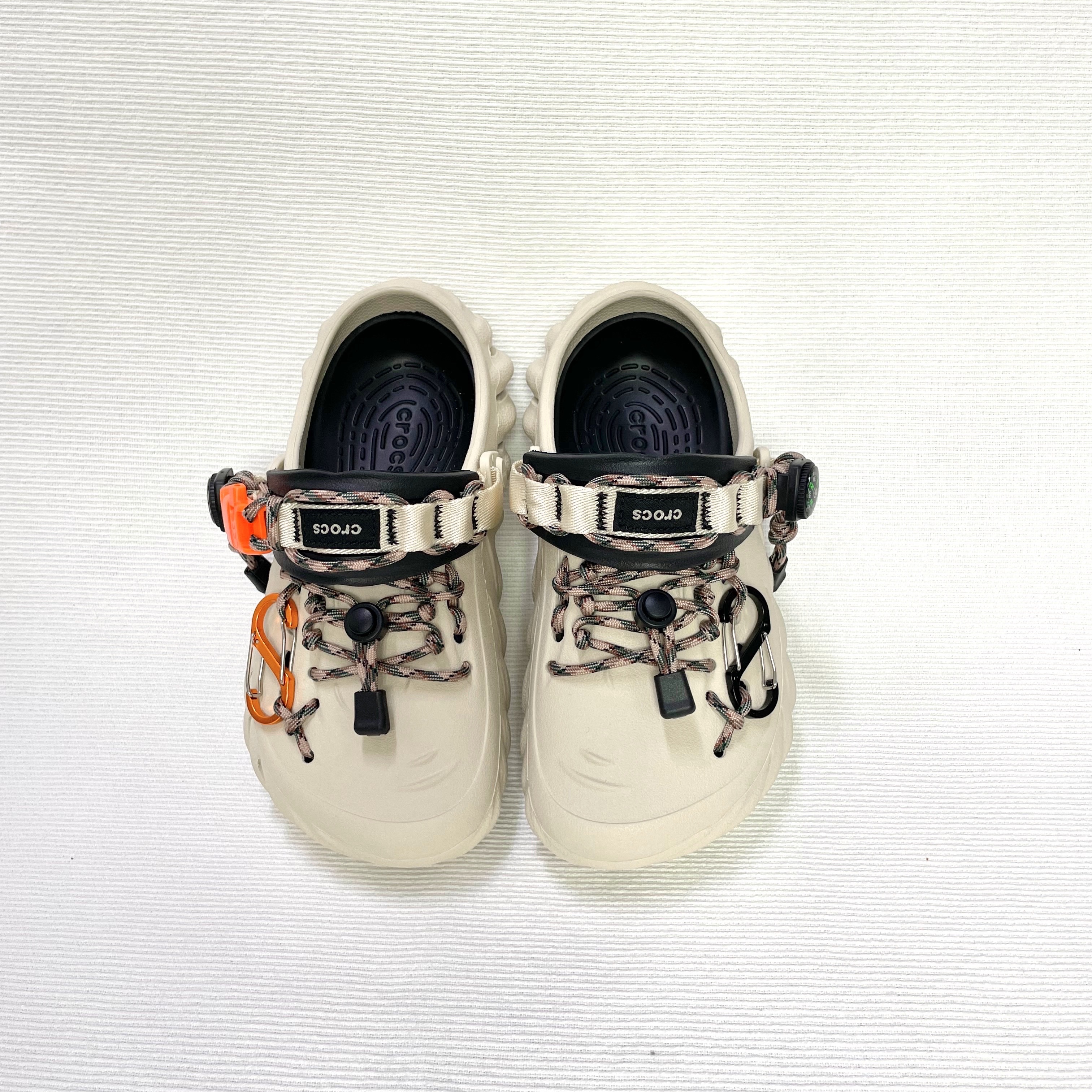 Crocs Echo Clog Bone Black 착용 스타일 - 1