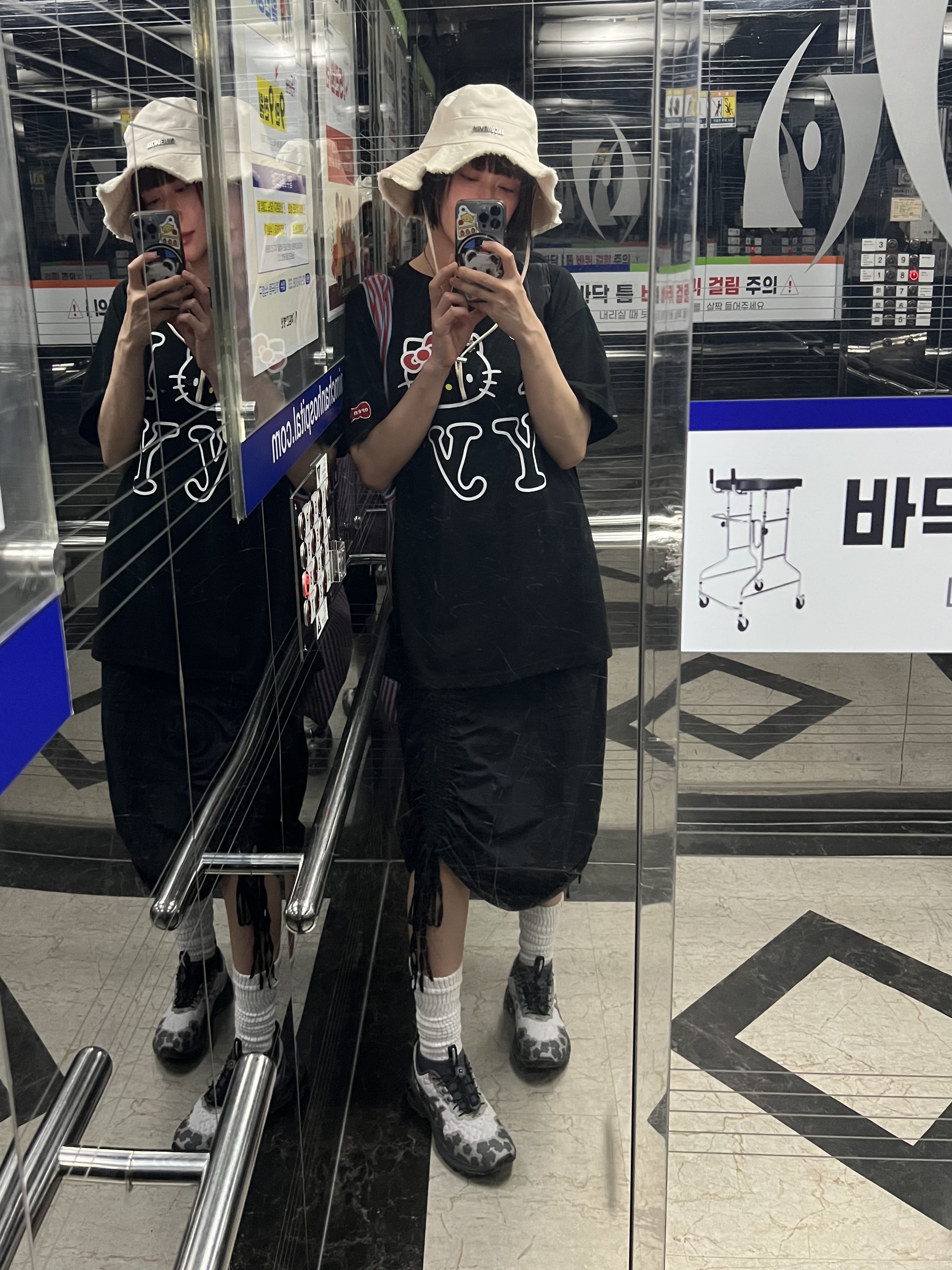 Jacquemus Le Bob Artichaut Bucket Hat Off White, Open Yy x Hello Kitty T-Shirt Black 착용 스타일 - 1