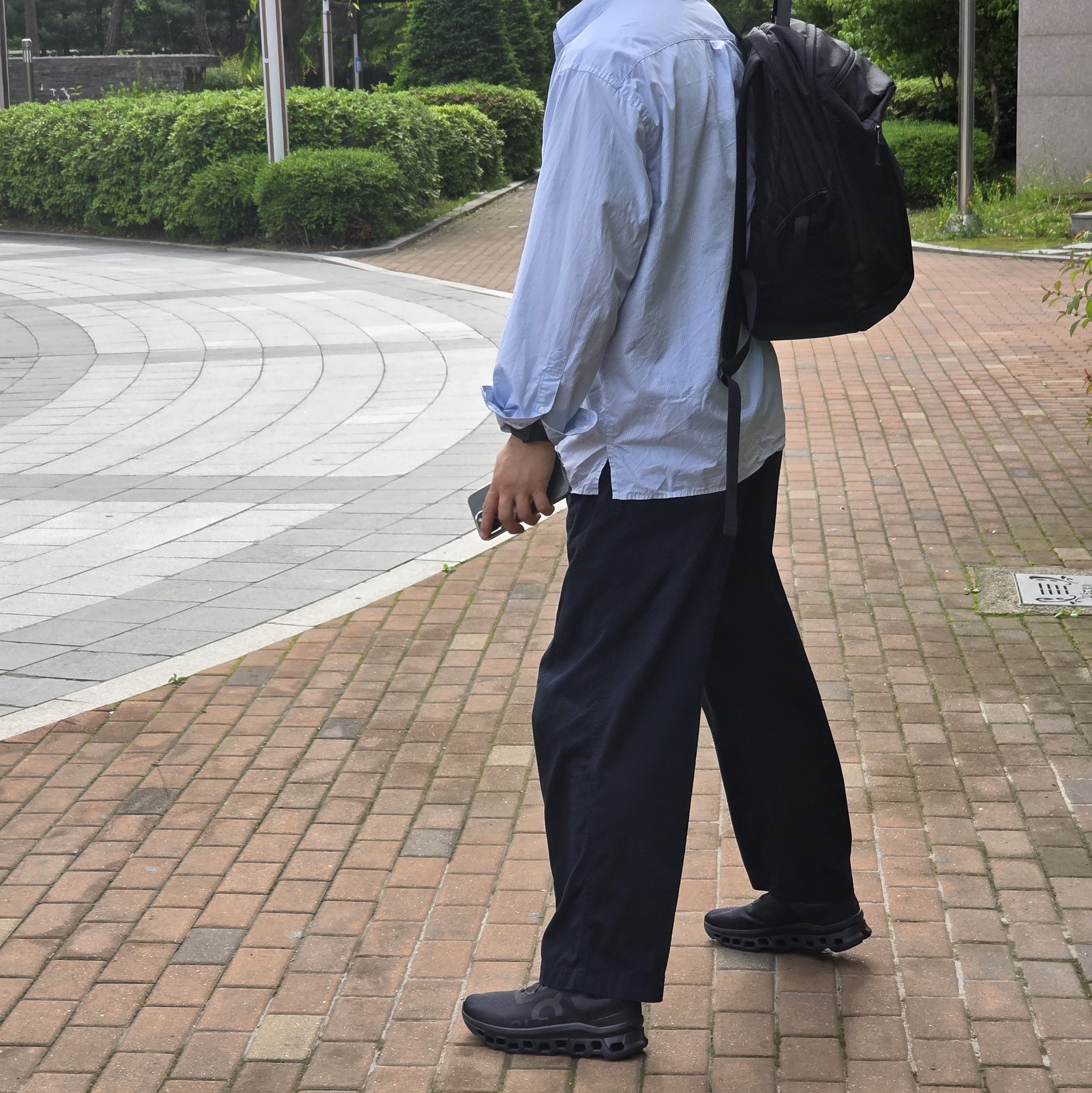 On Running Cloudmonster All Black, Arc'teryx Mantis 26 Backpack Black 착용 스타일
