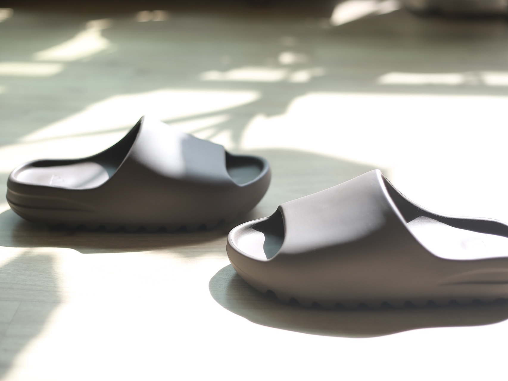 Adidas Yeezy Slide Soot 2021 착용 스타일