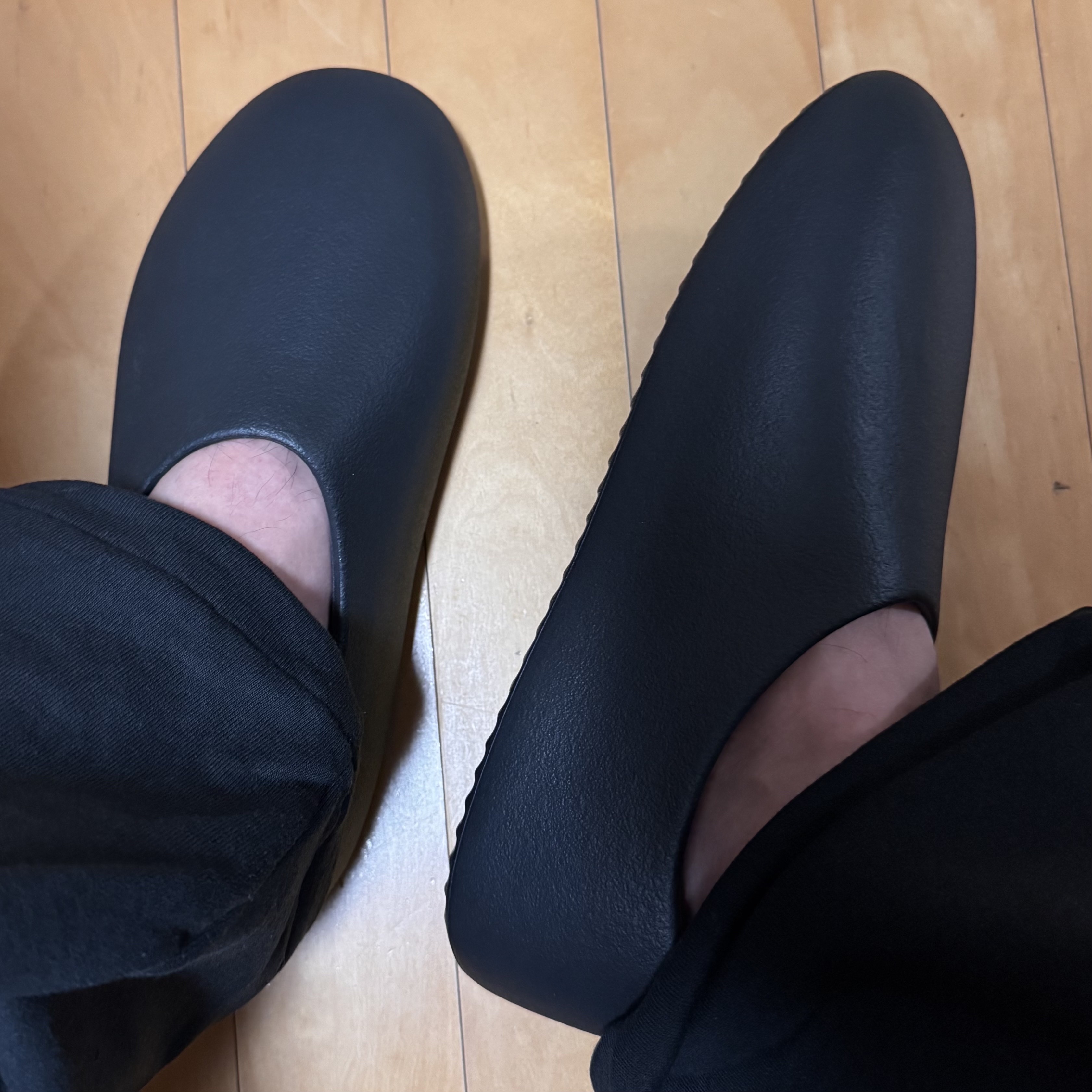 Yeezy SL-01 Black 착용 스타일