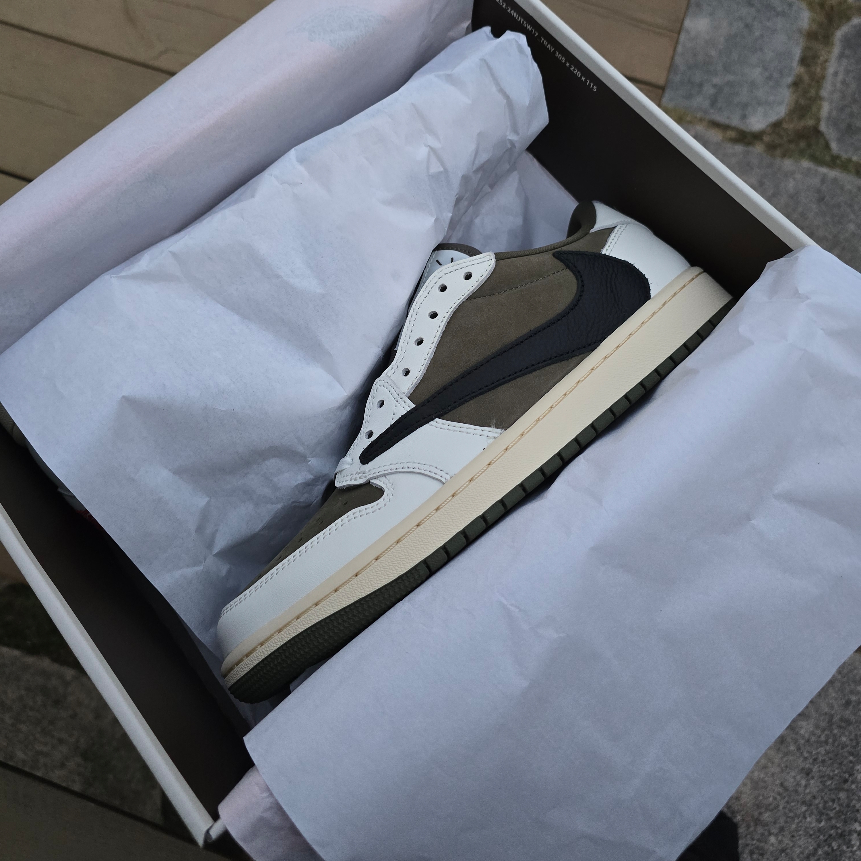 Jordan 1 x Travis Scott Retro Low OG SP Reverse Olive 착용 스타일