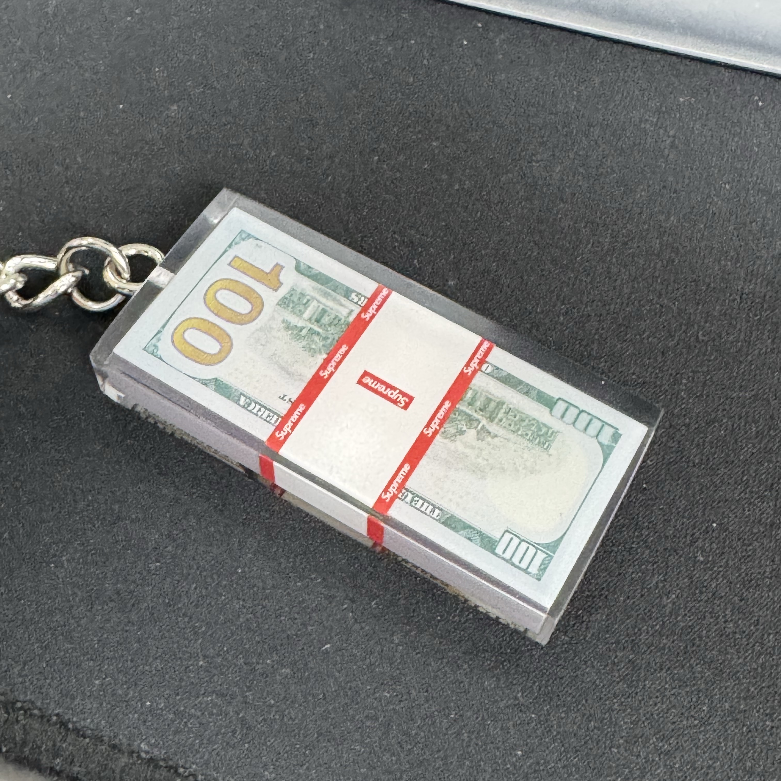 Supreme Cash Paperweight Keychain Multicolor - 24FW 착용 스타일