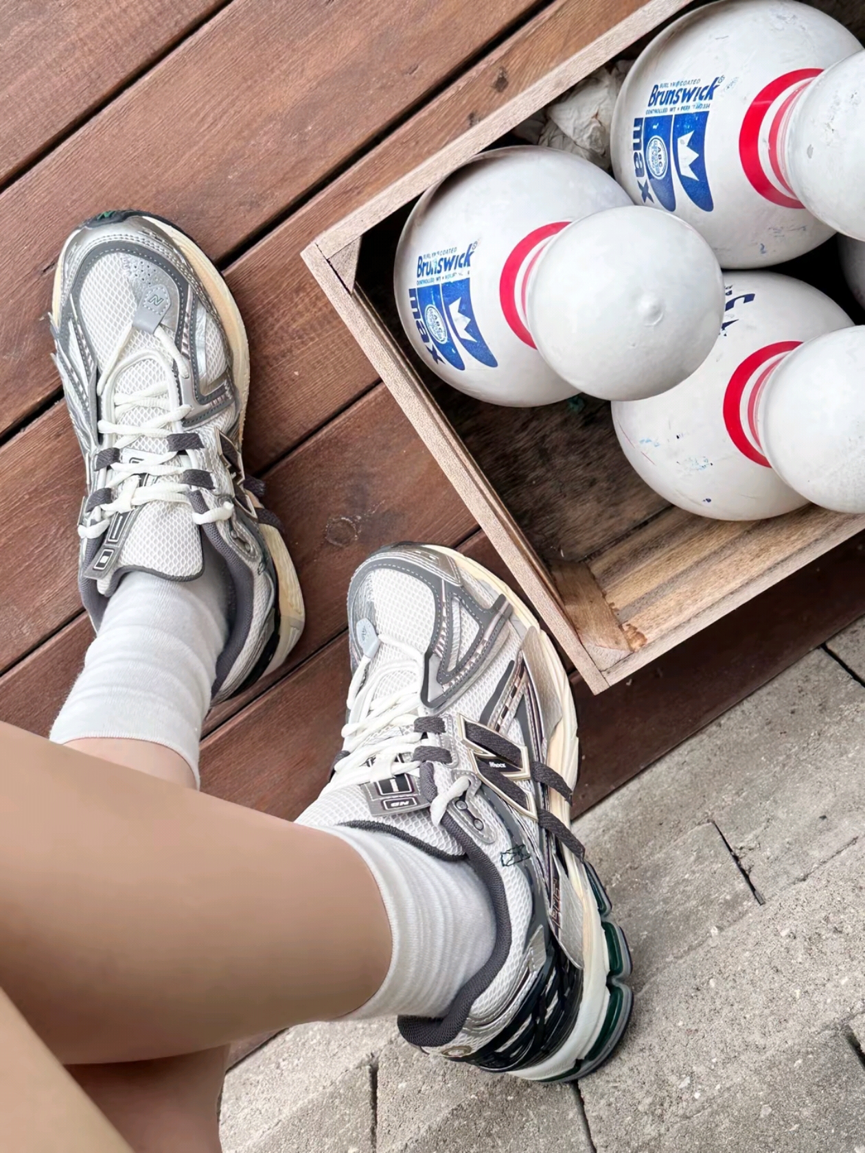 New Balance 1906A Silver Metallic Castlerock 착용 스타일