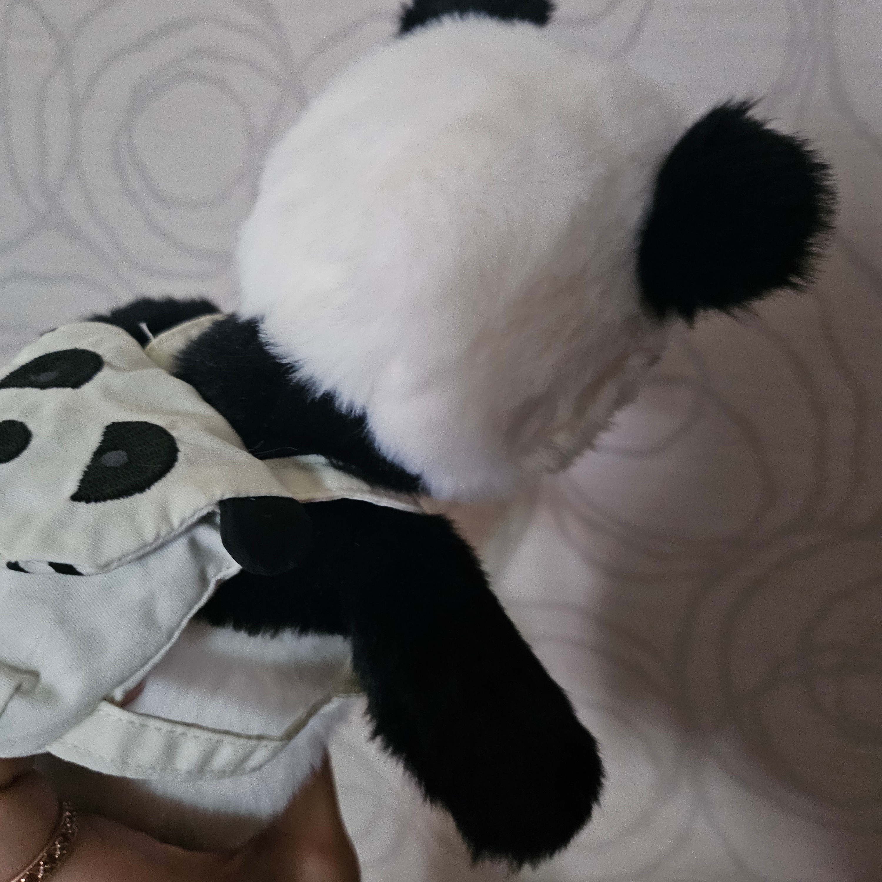Jellycat Backpack Panda White Black 착용 스타일 - 1