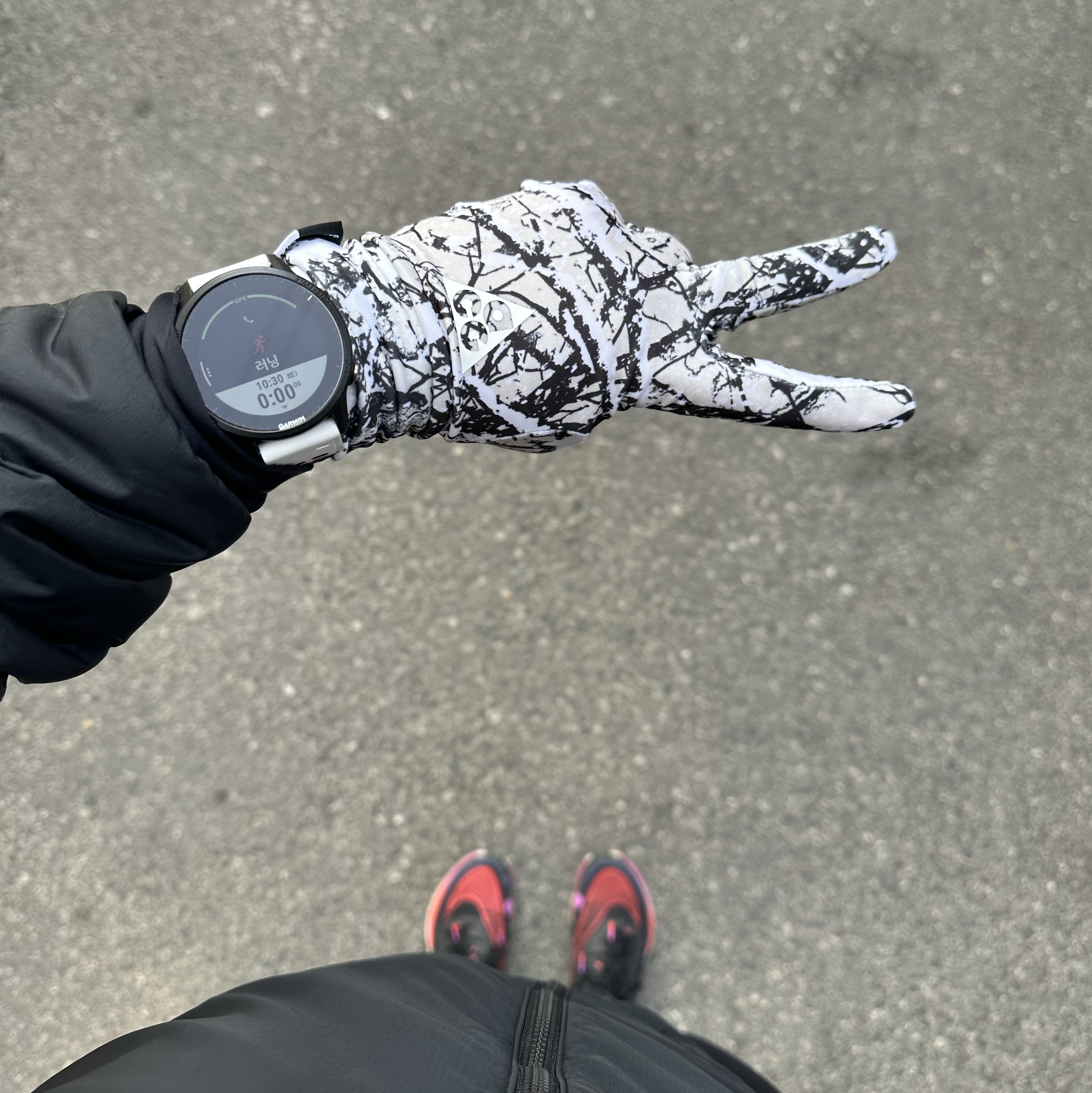 Nike ACG Dri-Fit Lightweight Gloves Light Orewood Brown Black, Nike ACG Rope De Dope Primaloft Therma-Fit Jacket Black Summit White - Asia 착용 스타일