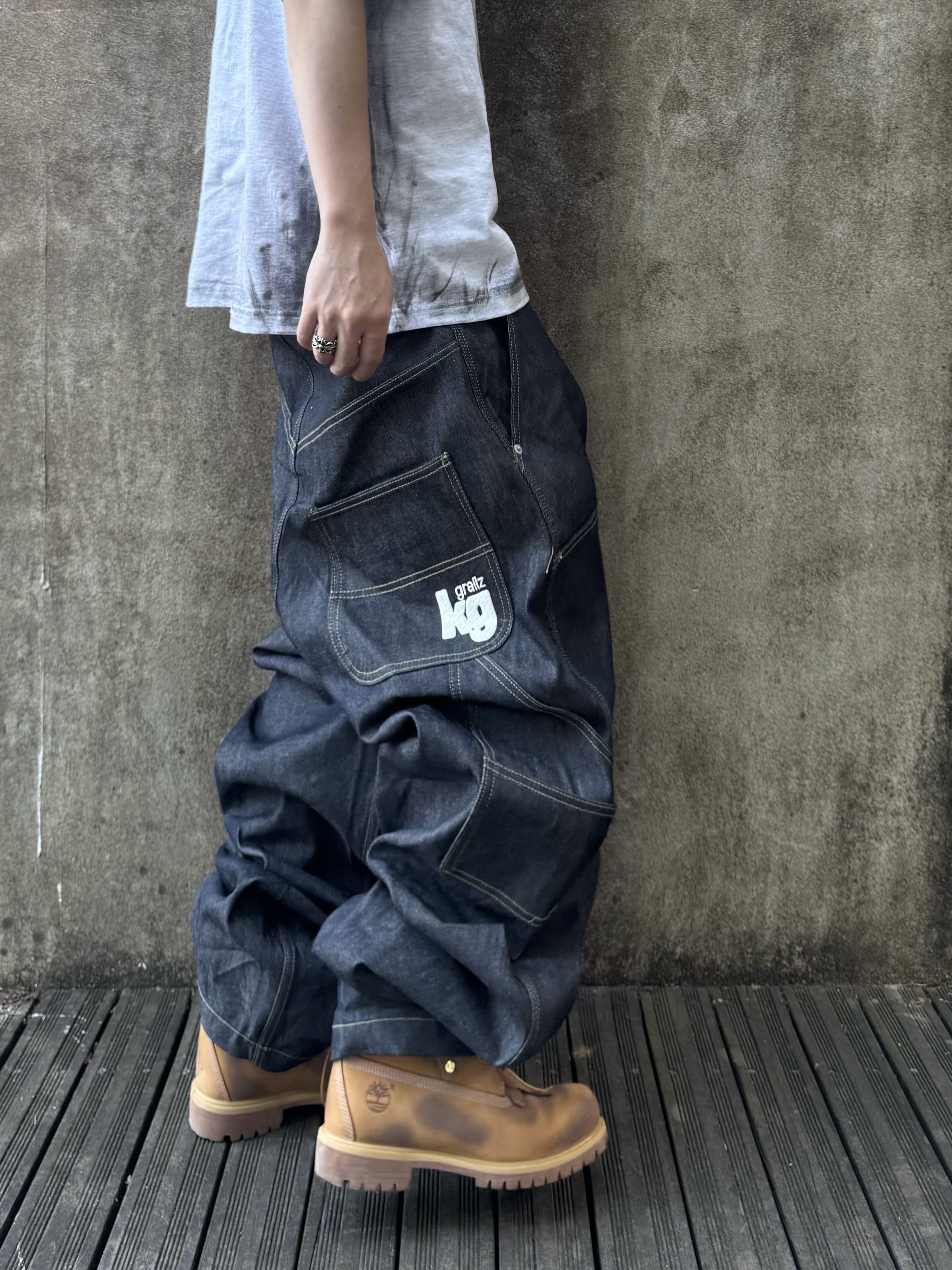 GRAILZ x KOIN SEOUL Carpenter Raw Denim Pants Indigo, GRAILZ x KOIN SEOUL Magazine T-Shirts Melange Grey 착용 스타일 - 2