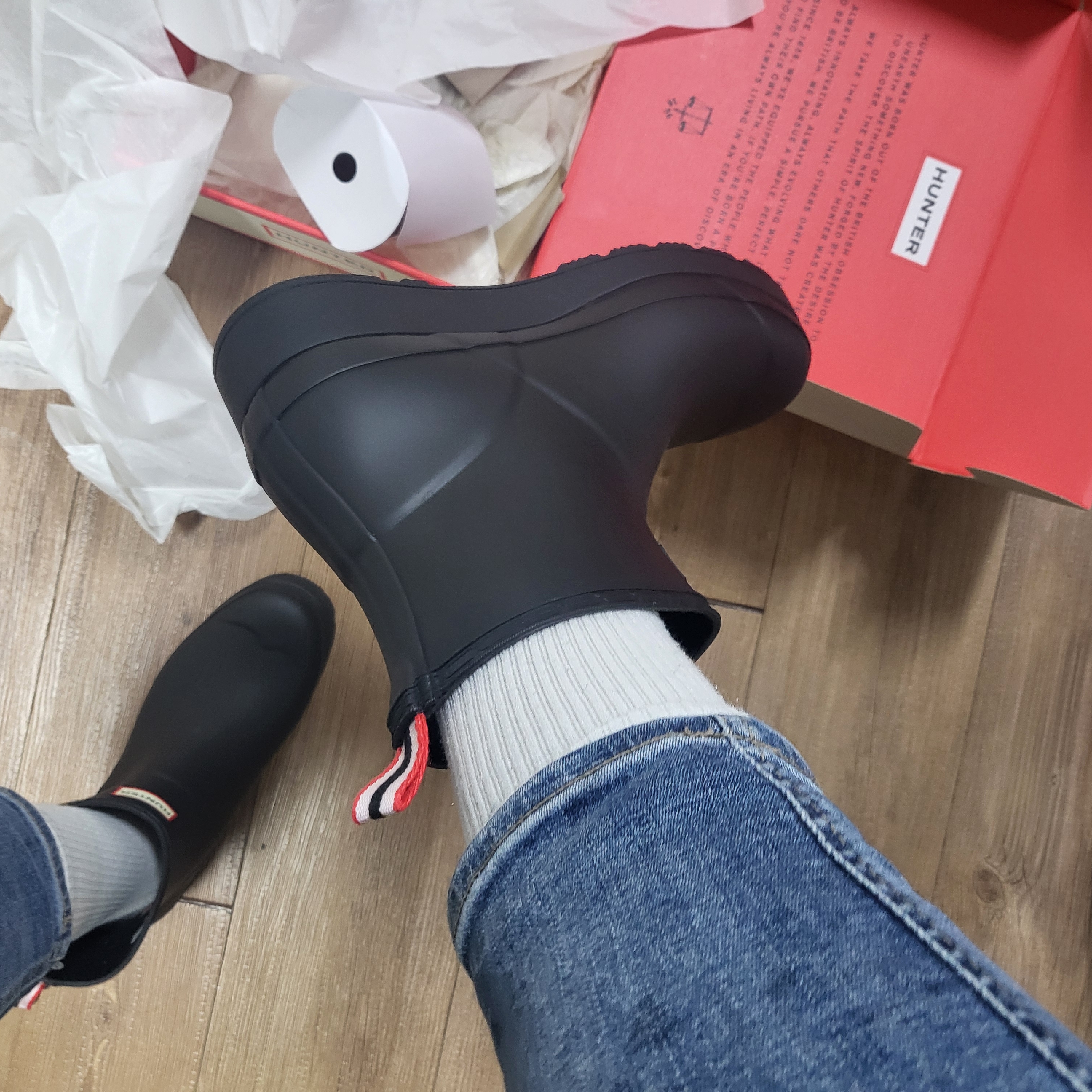 (W) Hunter Play Short Rain Boots Black 착용 스타일
