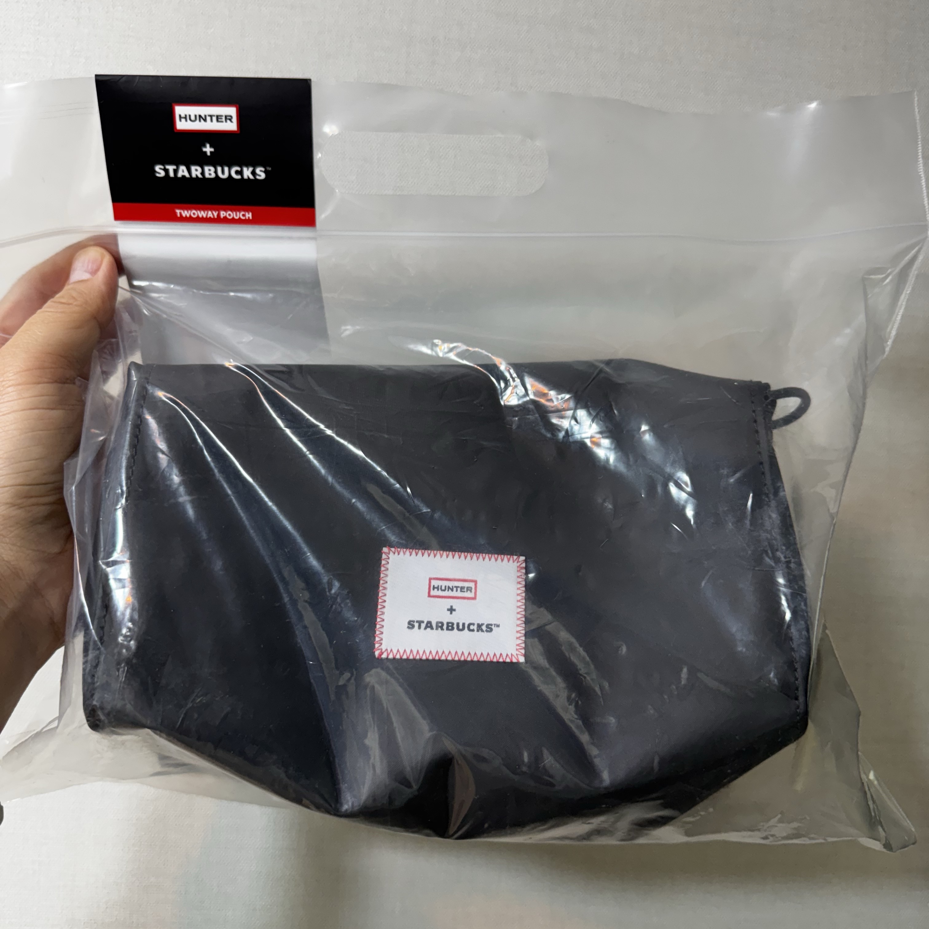 Starbucks x Hunter Two Way Pouch Black 착용 스타일