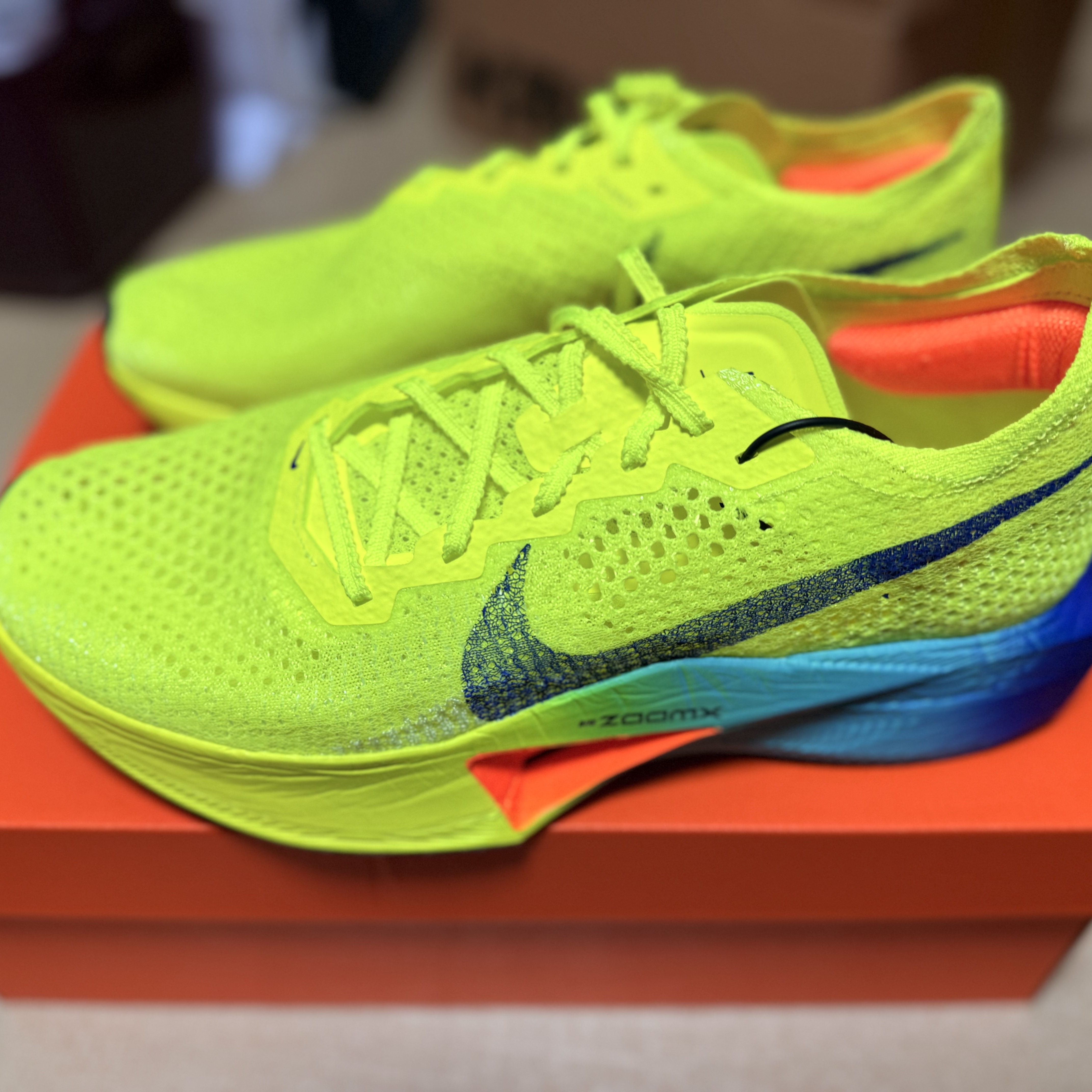 Nike ZoomX Vaporfly Next% 3 Volt Scream Green 착용 스타일 - 1