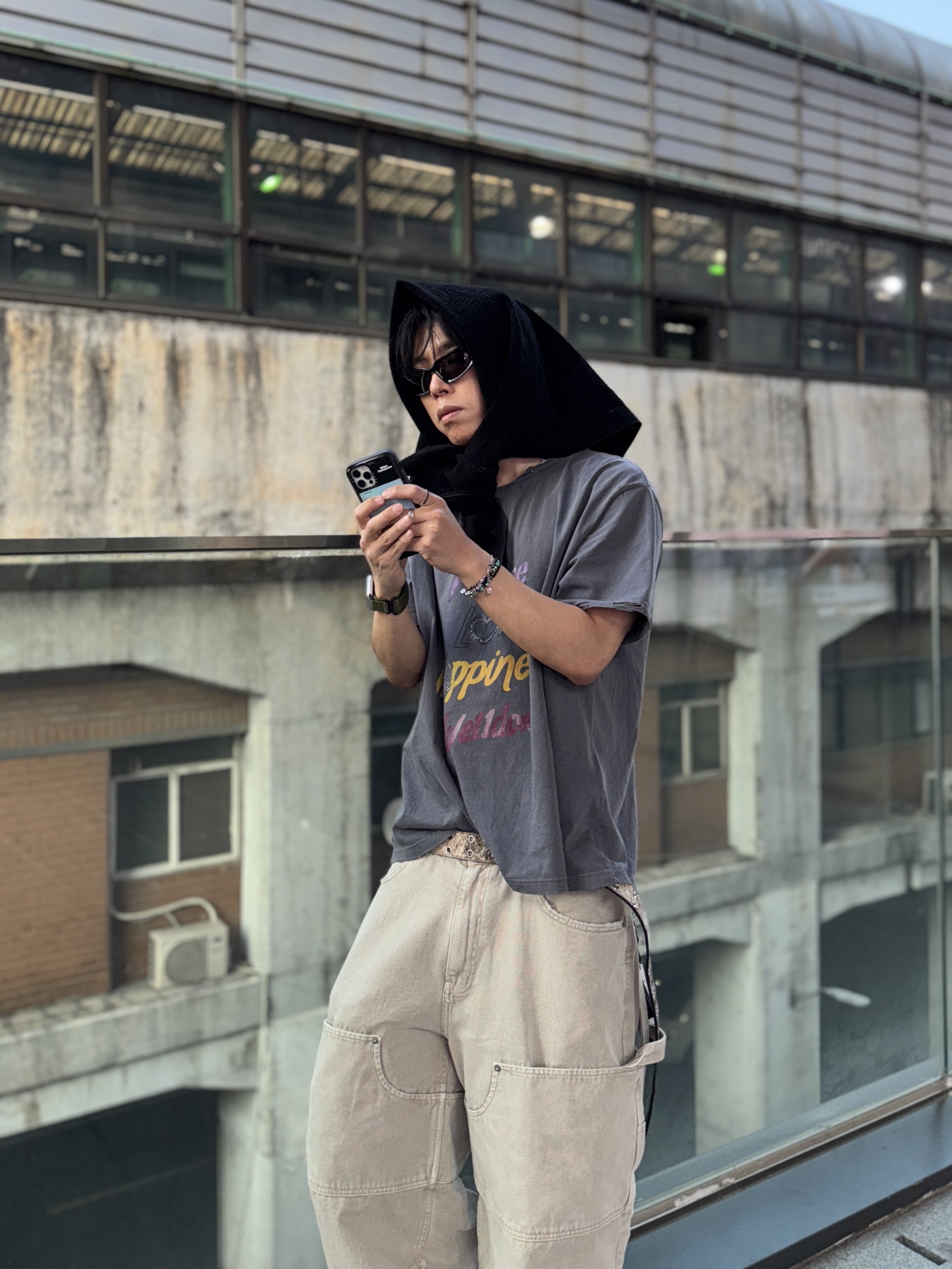 Undermycar Mu.87 Anti Fxxking Logo Play Basic Micro Corduroy Scarf Black, Balenciaga Swift Oval Sunglasses Black 착용 스타일 - 1