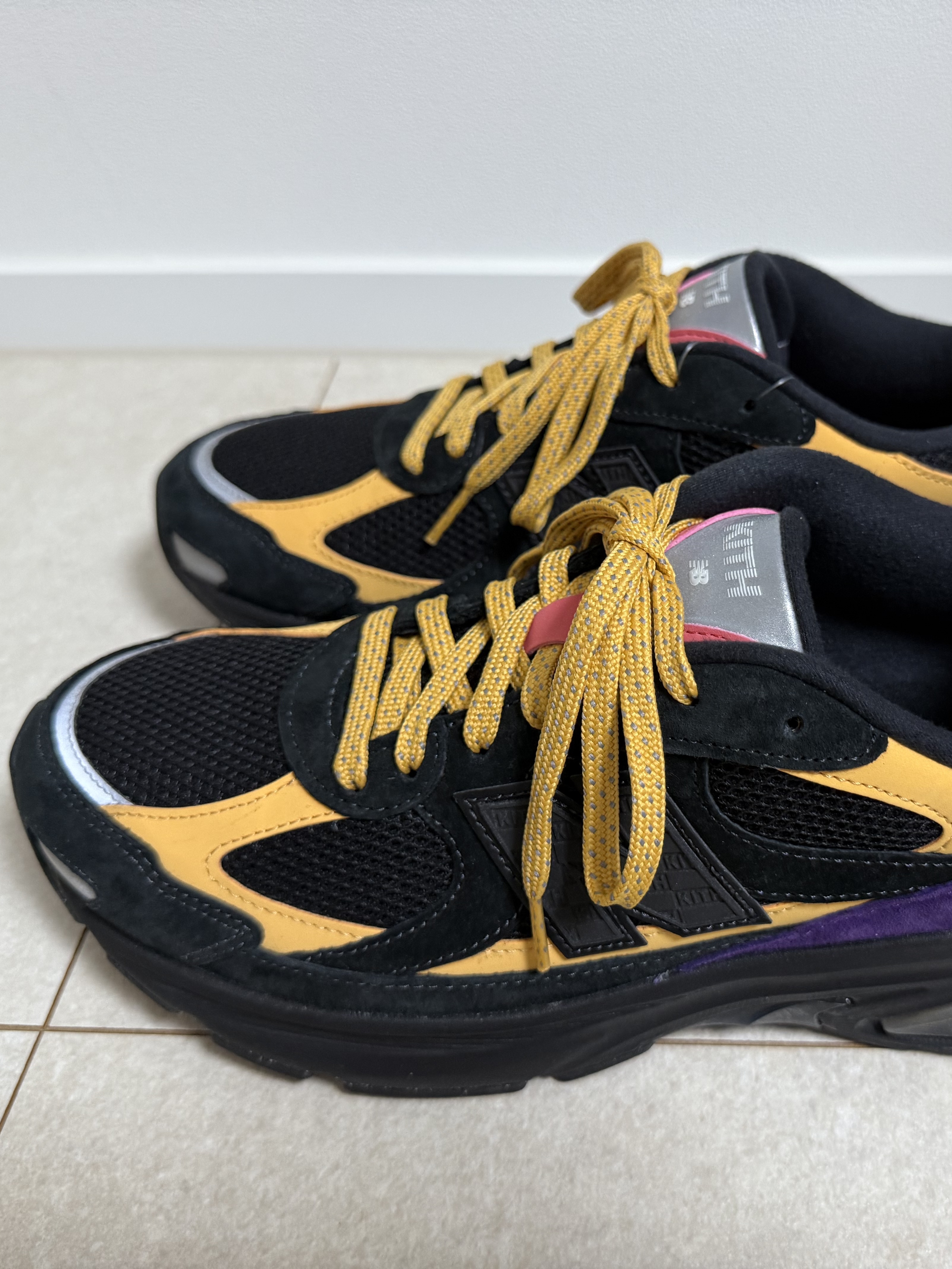 New Balance x Ronnie Fieg 2010 Abzorb Black Yellow 착용 스타일 - 3