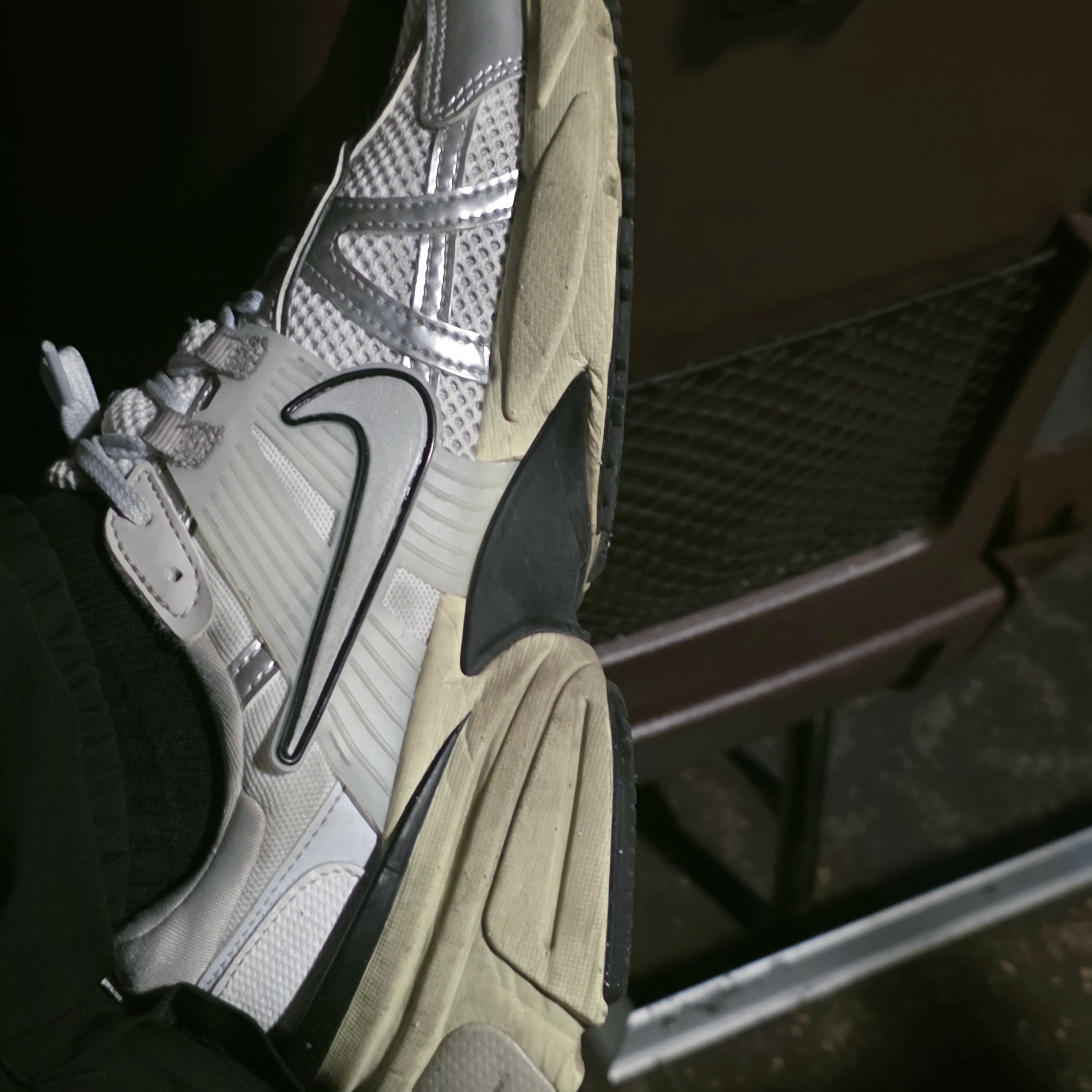 Nike V2K Run Summit White Metallic Silver 착용 스타일