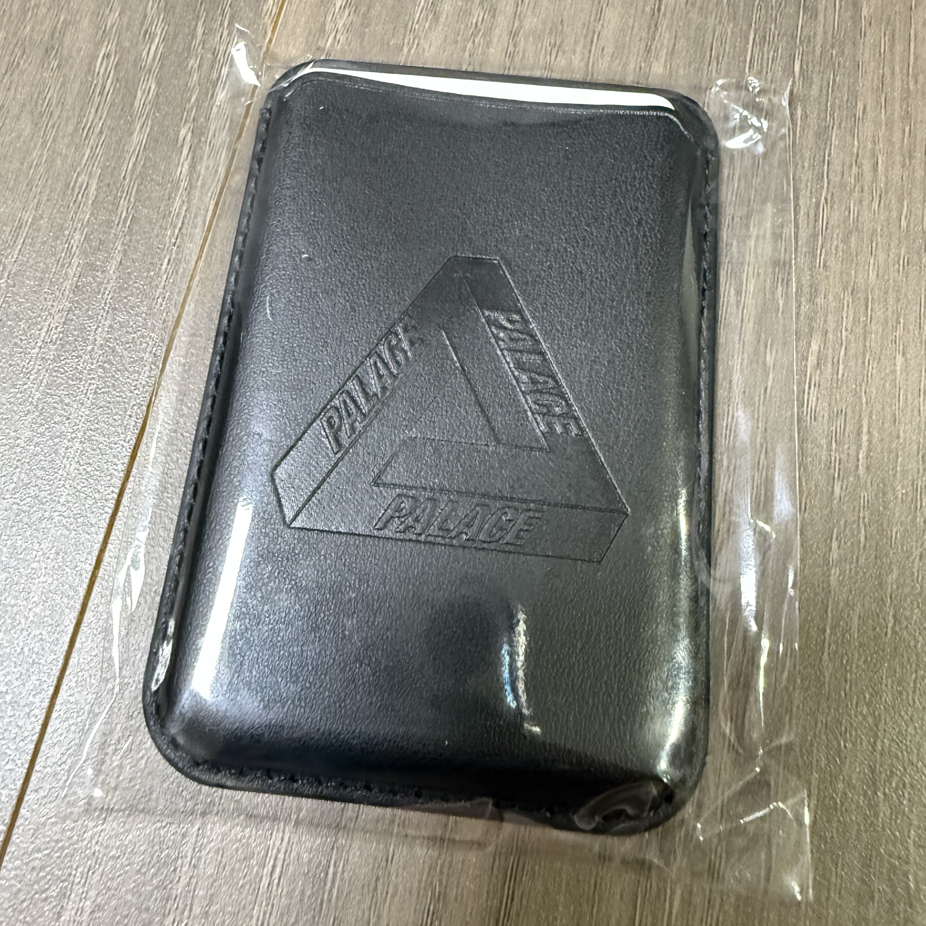 Palace Magsafe Wallet Black - 25SS 착용 스타일