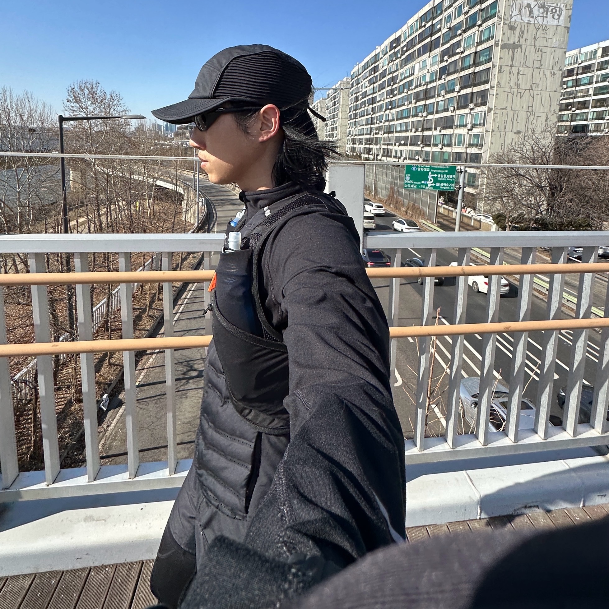 Salomon Active Skin 4 Set Black, Nike Dri-Fit ADV Fly Unstructured AeroBill AeroAdapt Cap Black 착용 스타일