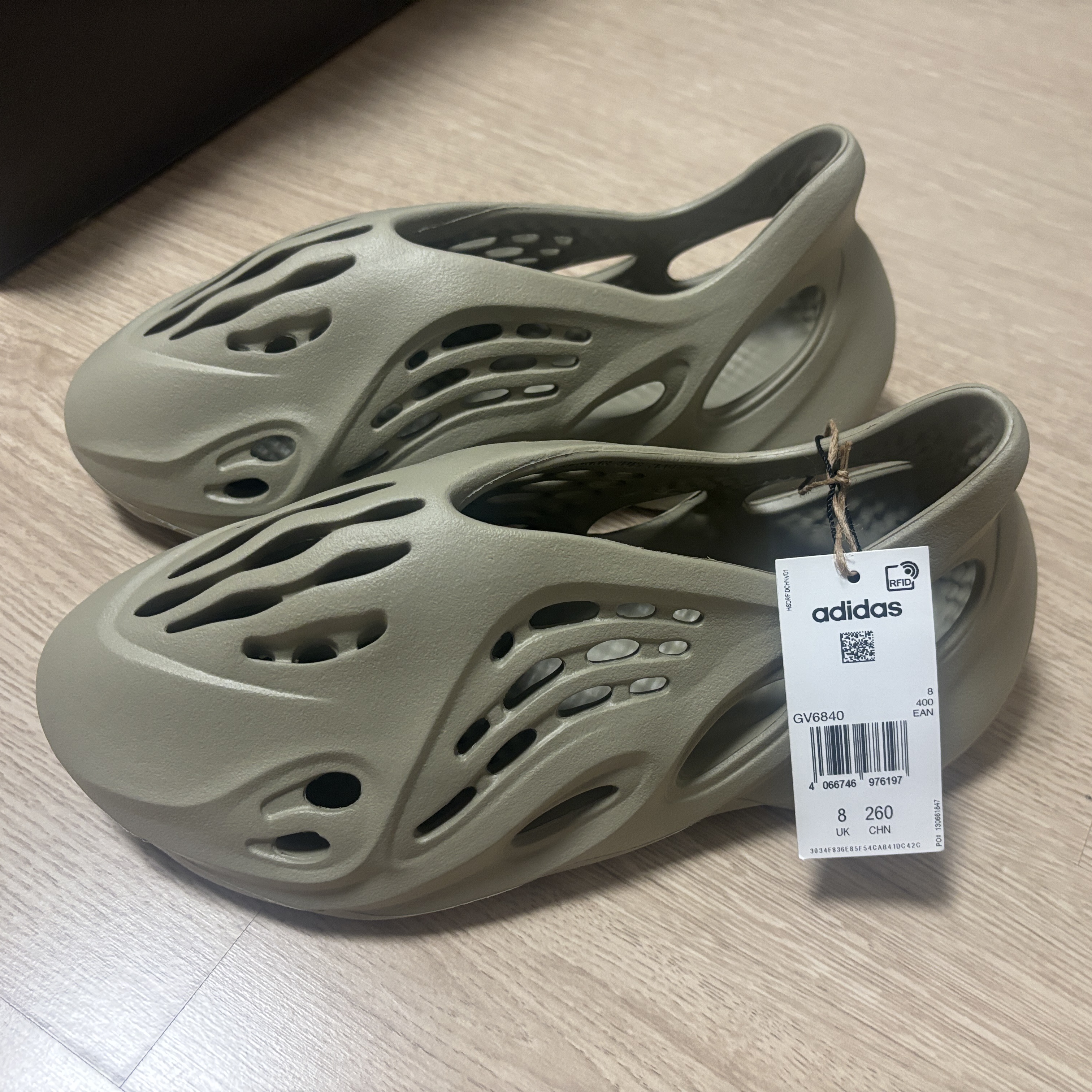 Adidas Yeezy Foam RNNR Stone Salt 착용 스타일