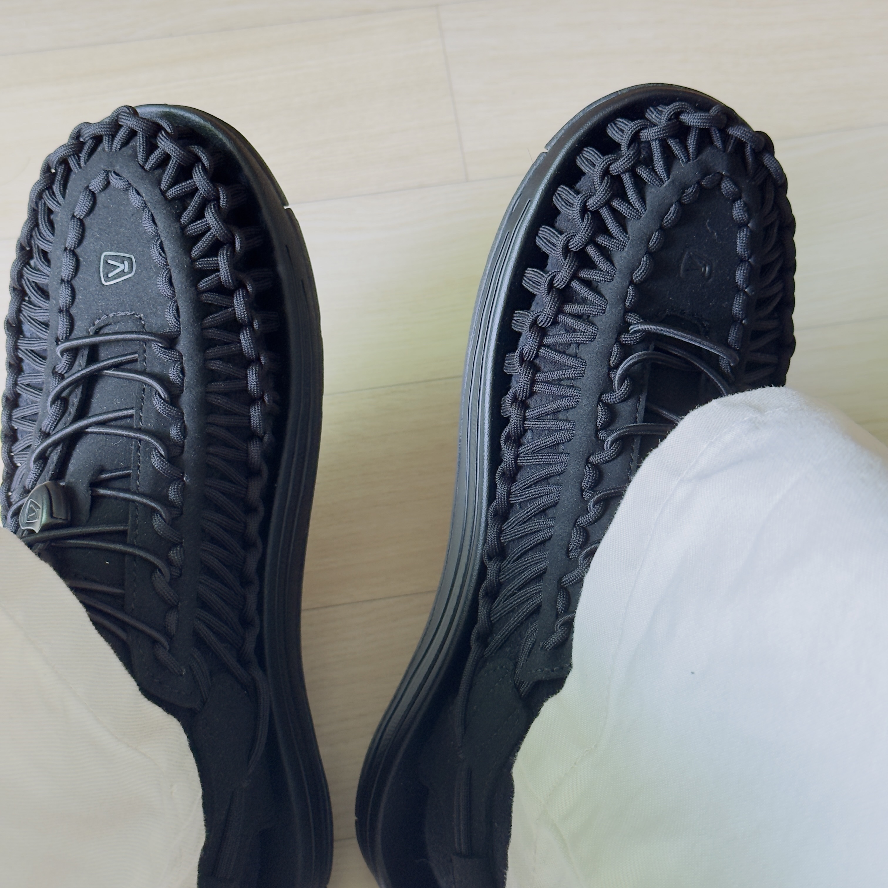 Keen Uneek Sandals Black 착용 스타일