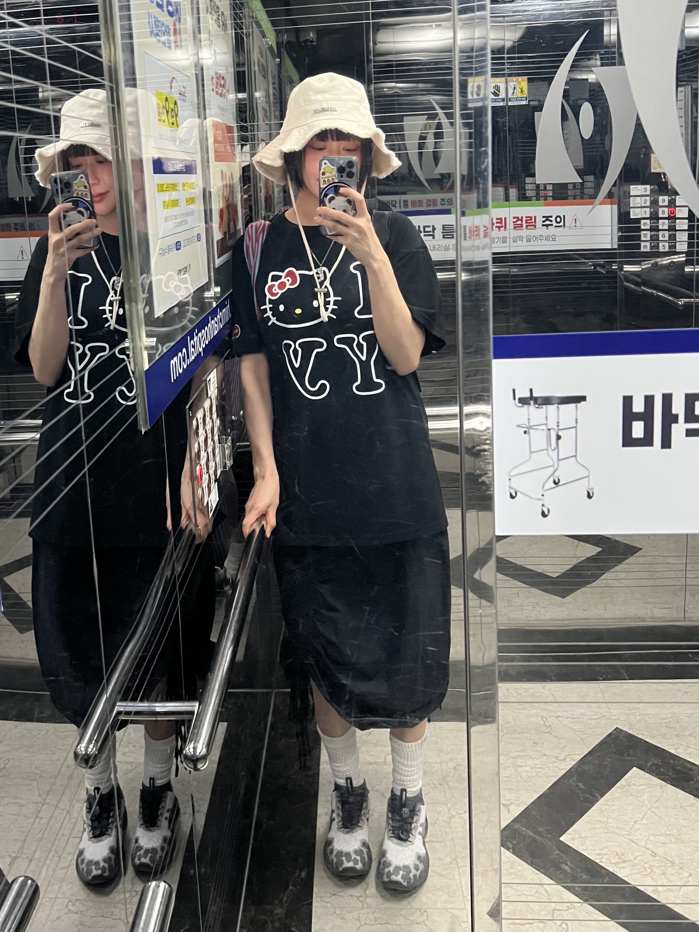 Jacquemus Le Bob Artichaut Bucket Hat Off White, Open Yy x Hello Kitty T-Shirt Black 착용 스타일 - 2