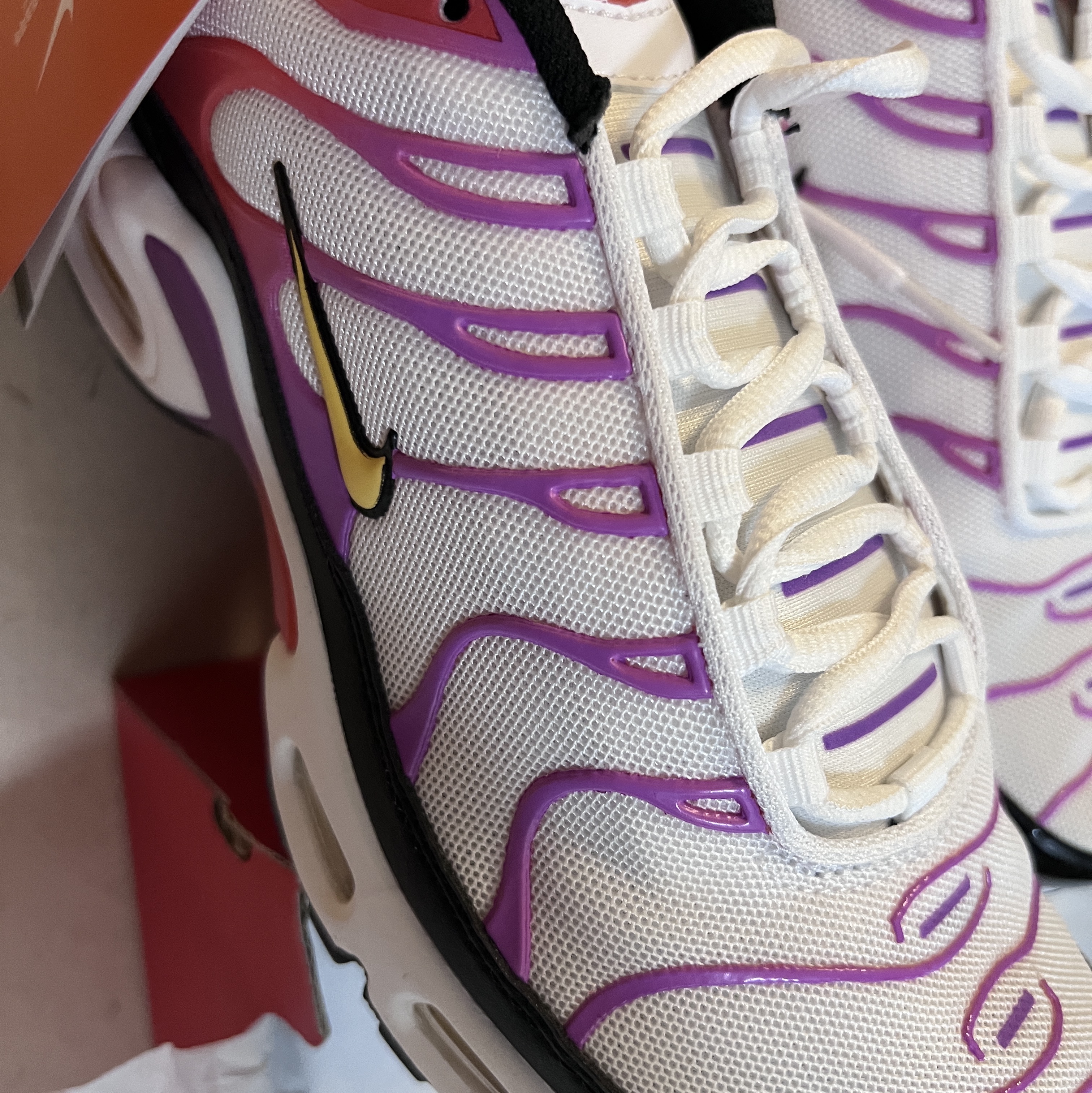 (W) Nike Air Max Plus White Red 착용 스타일