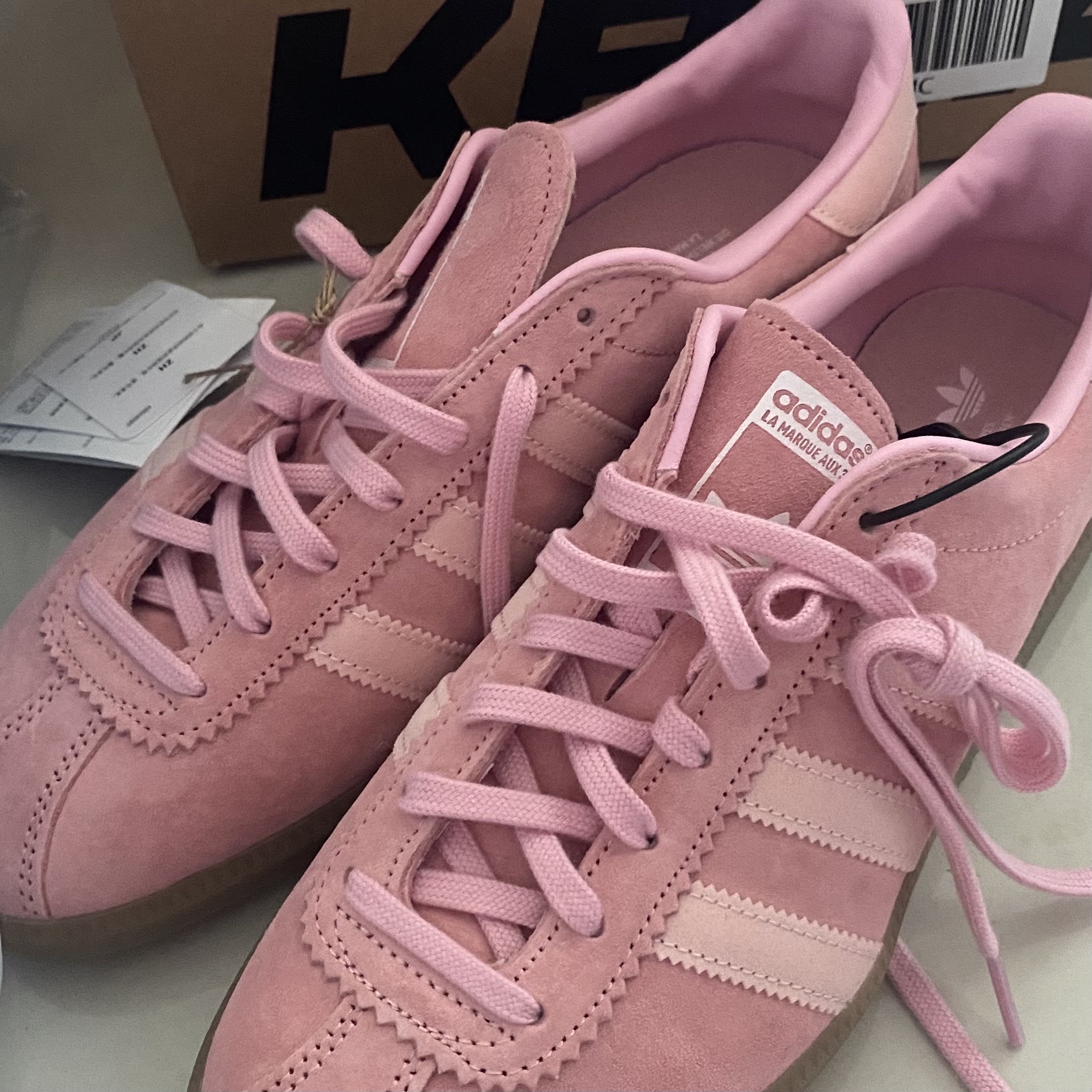Adidas Bermuda Glow Pink 착용 스타일
