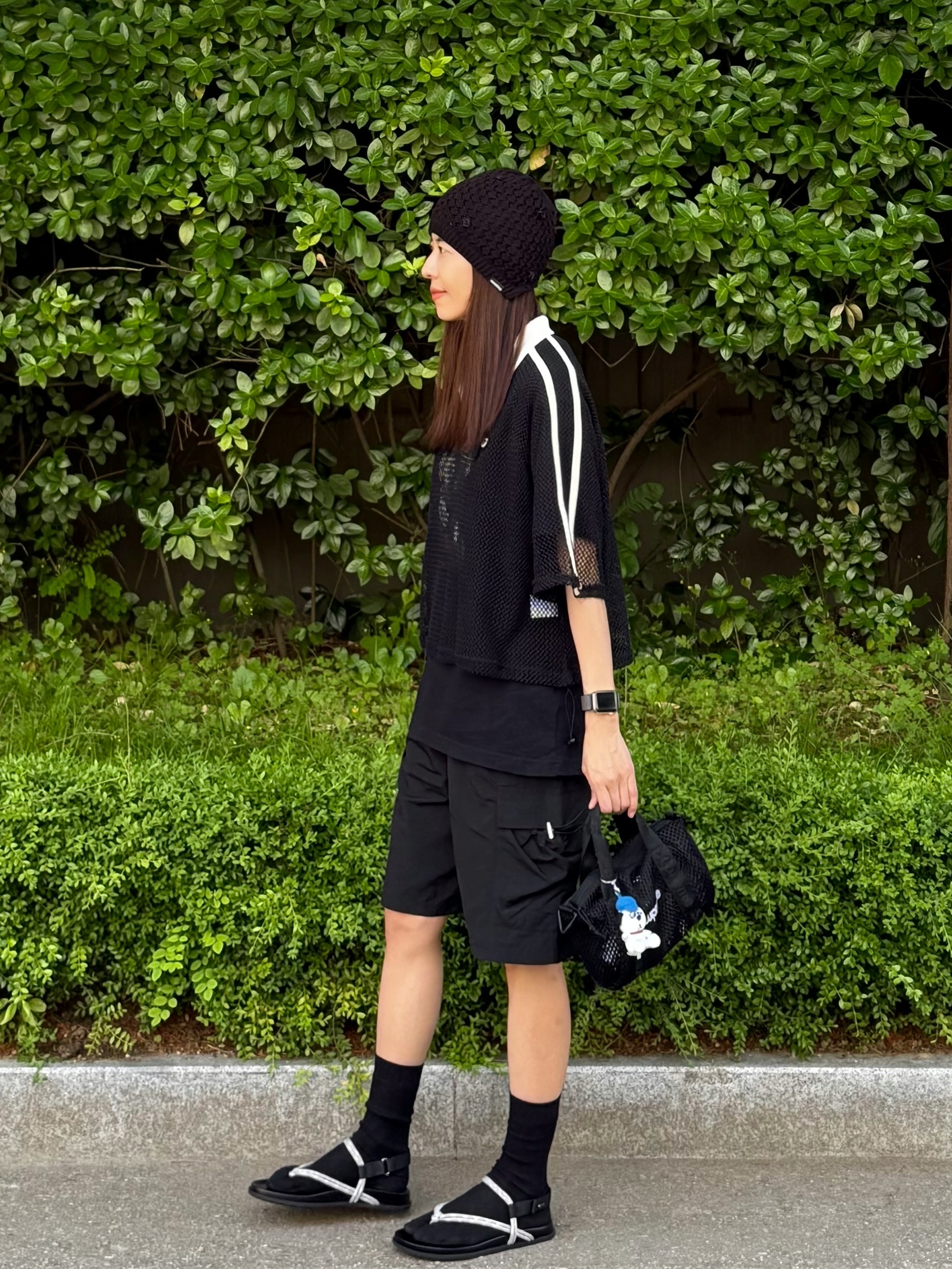 Supreme Mesh Mini Duffle Bag Black - 25SS, Uniqlo UT x Kaws Short Sleeve Graphic T-Shirt Black 착용 스타일 - 2