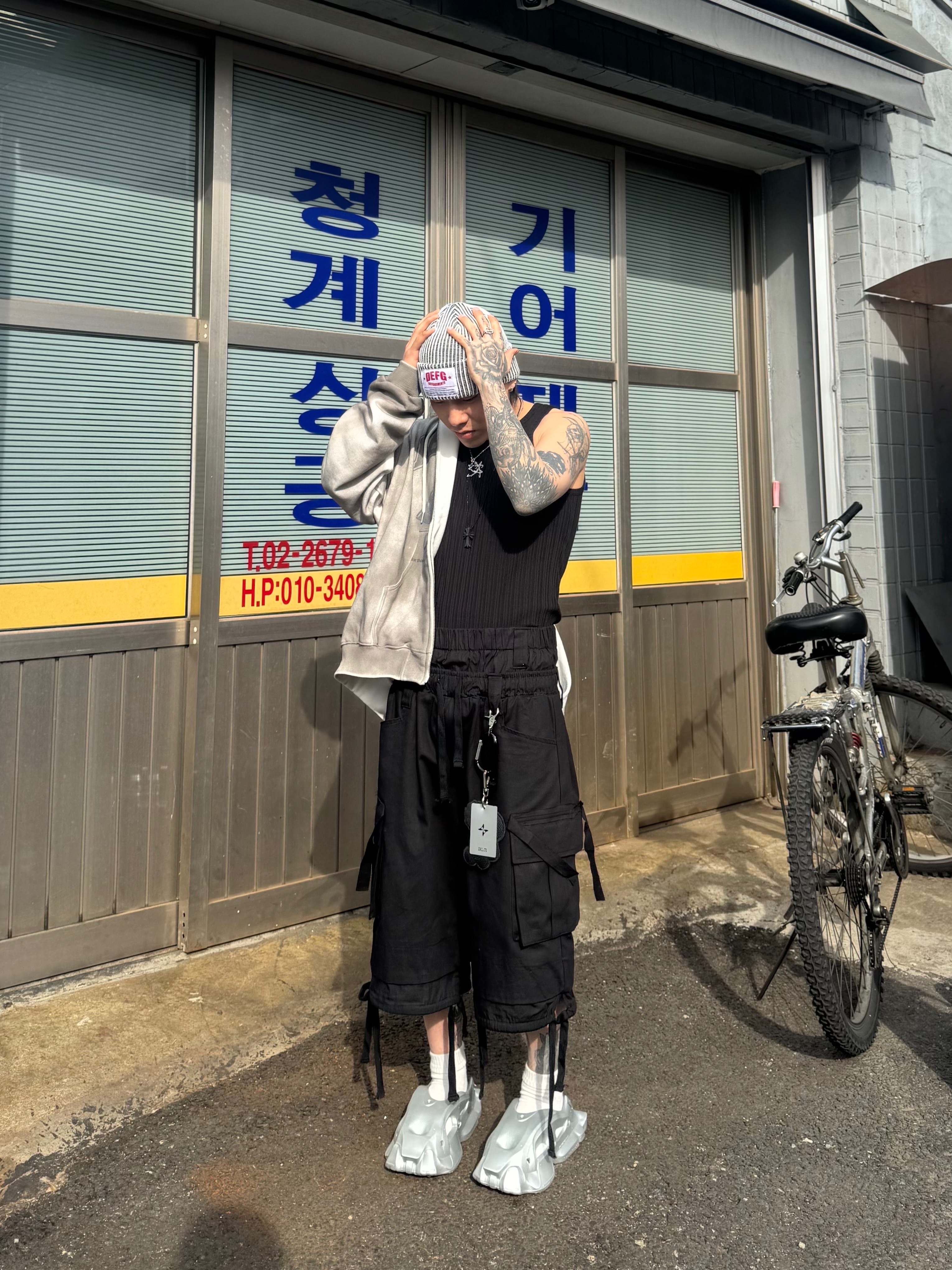 DEFGARMENTS Label Point Rib Beanie White, DEFGARMENTS Dirty Washed Hood Zipup Gray 착용 스타일 - 3