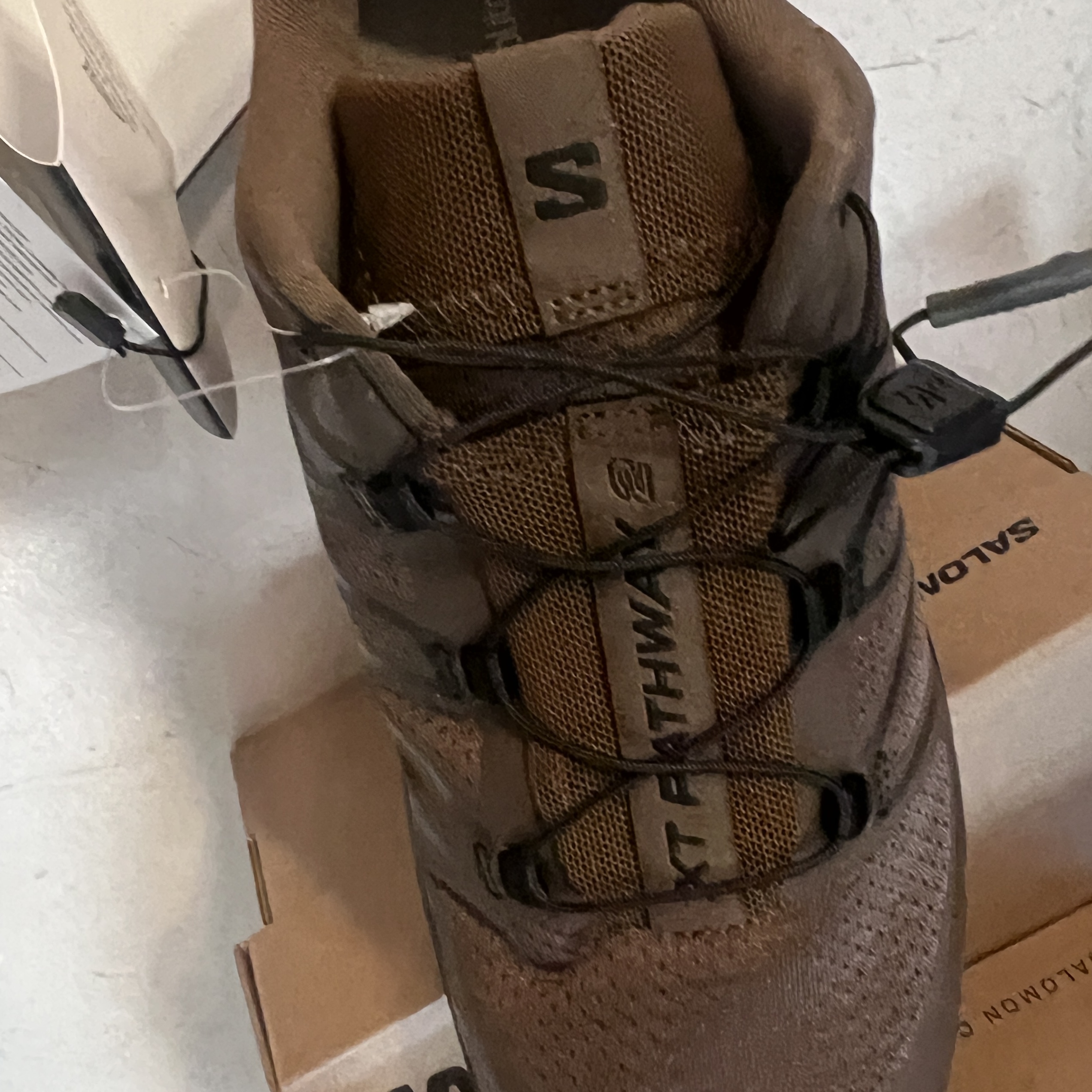 Salomon XT-Pathway 2 Dark Earth Black 착용 스타일