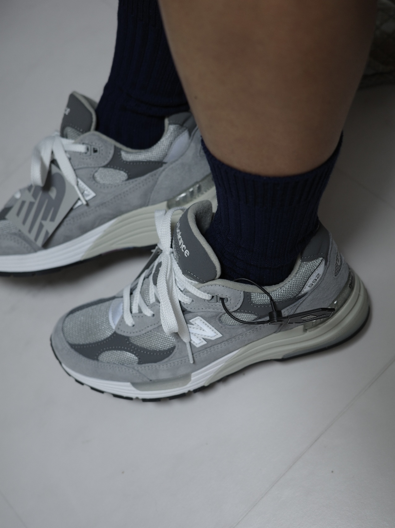 New Balance 992 Made in USA Core Grey Silver Metallic 착용 스타일