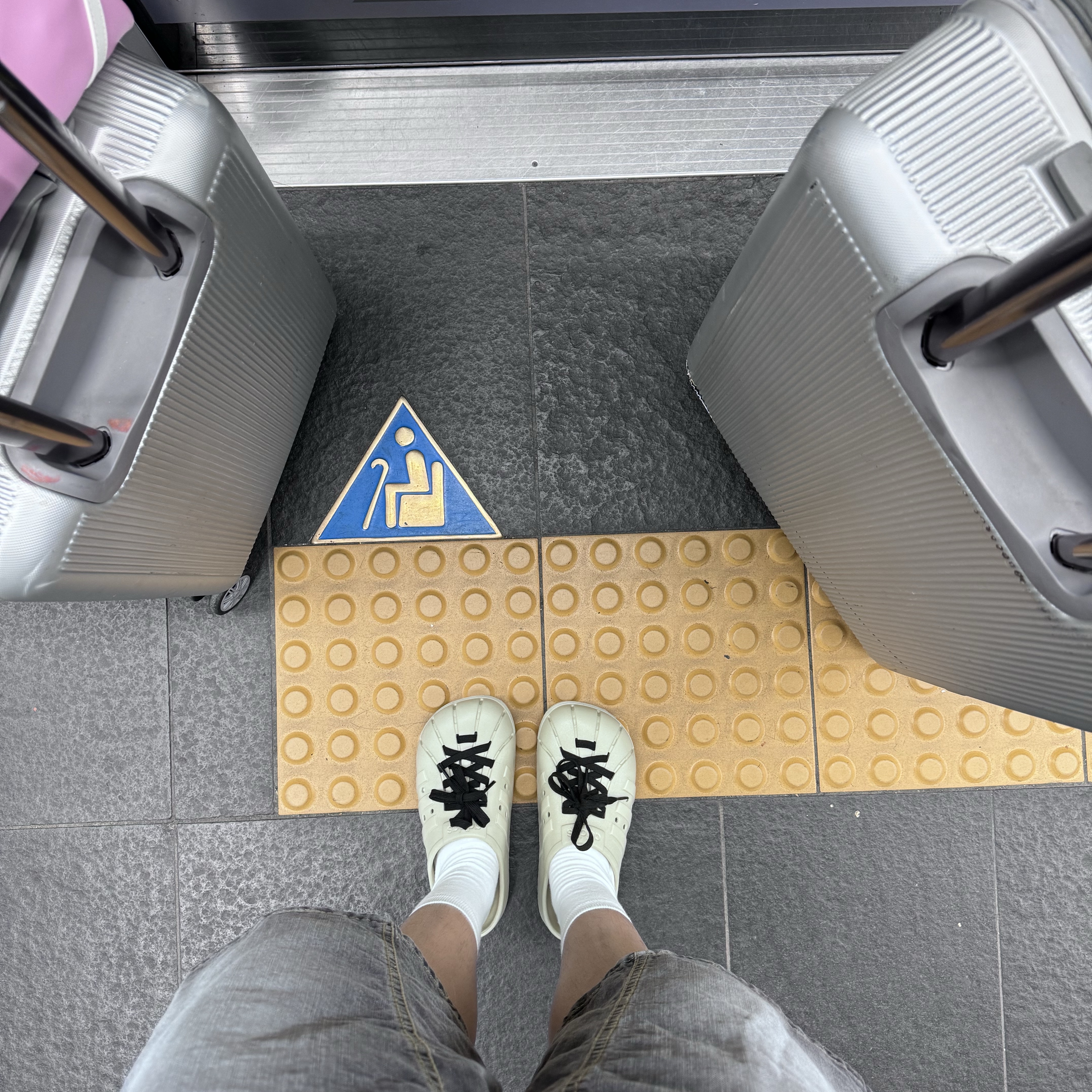 Adidas Adilette Clog Putty Grey 착용 스타일