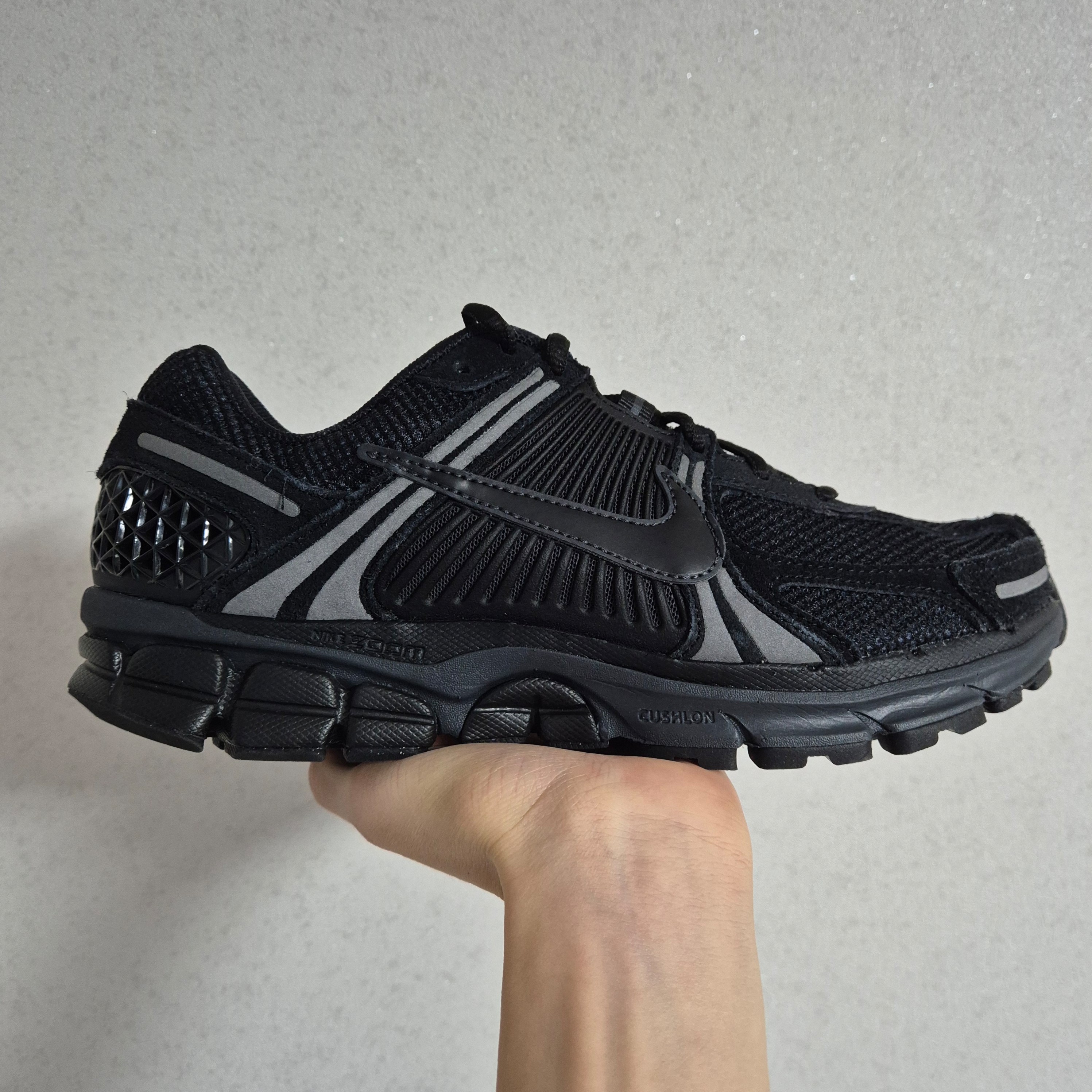 Nike Zoom Vomero 5 Black Anthracite Metallic Dark Grey 착용 스타일 - 1