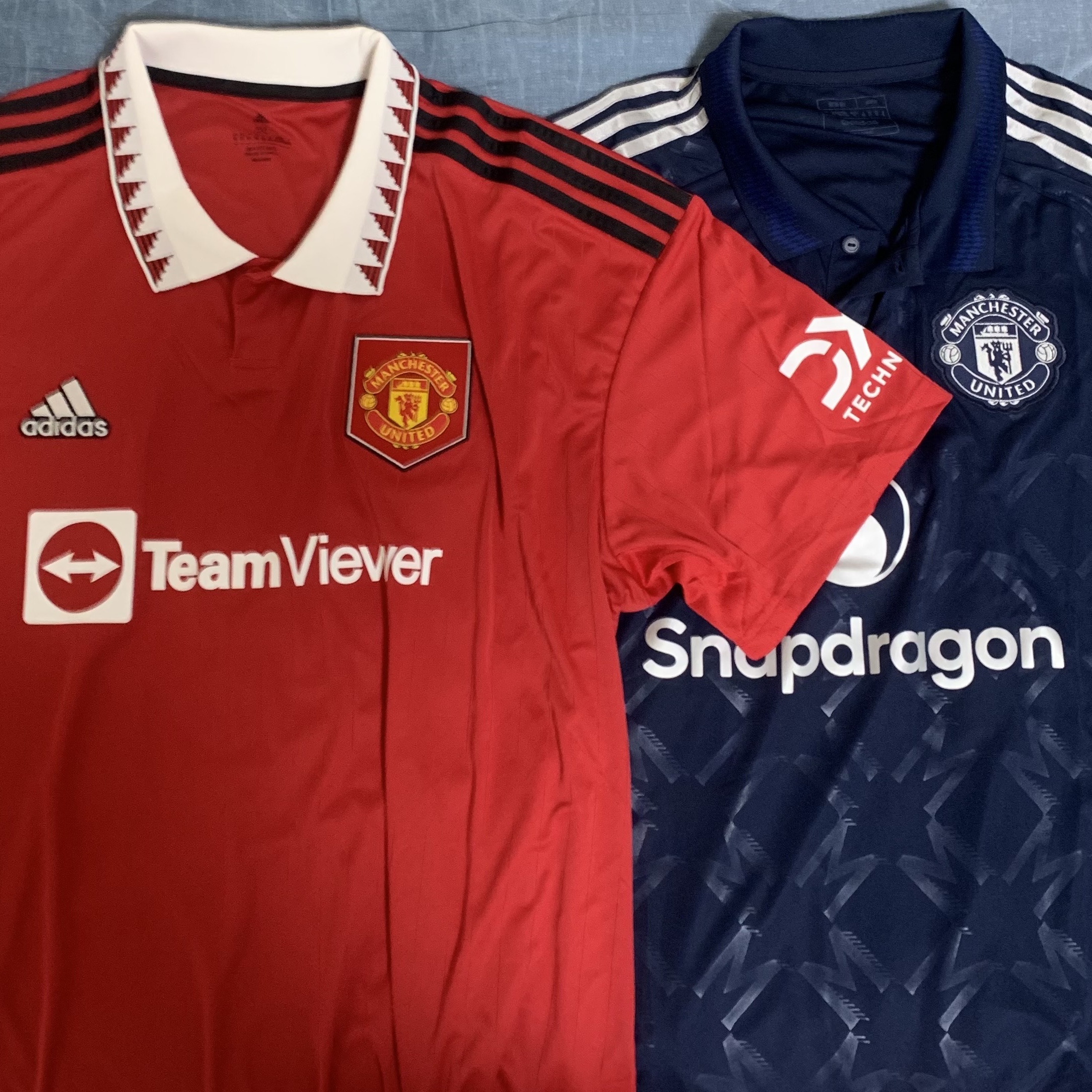Adidas Manchester United 2022/23 Home Jersey Real Red - US Sizing (Non Marking Ver.), Adidas Manchester United 2024/25 Away Jersey Night Indigo - KR Sizing (Non Marking Ver.) 착용 스타일 - 2