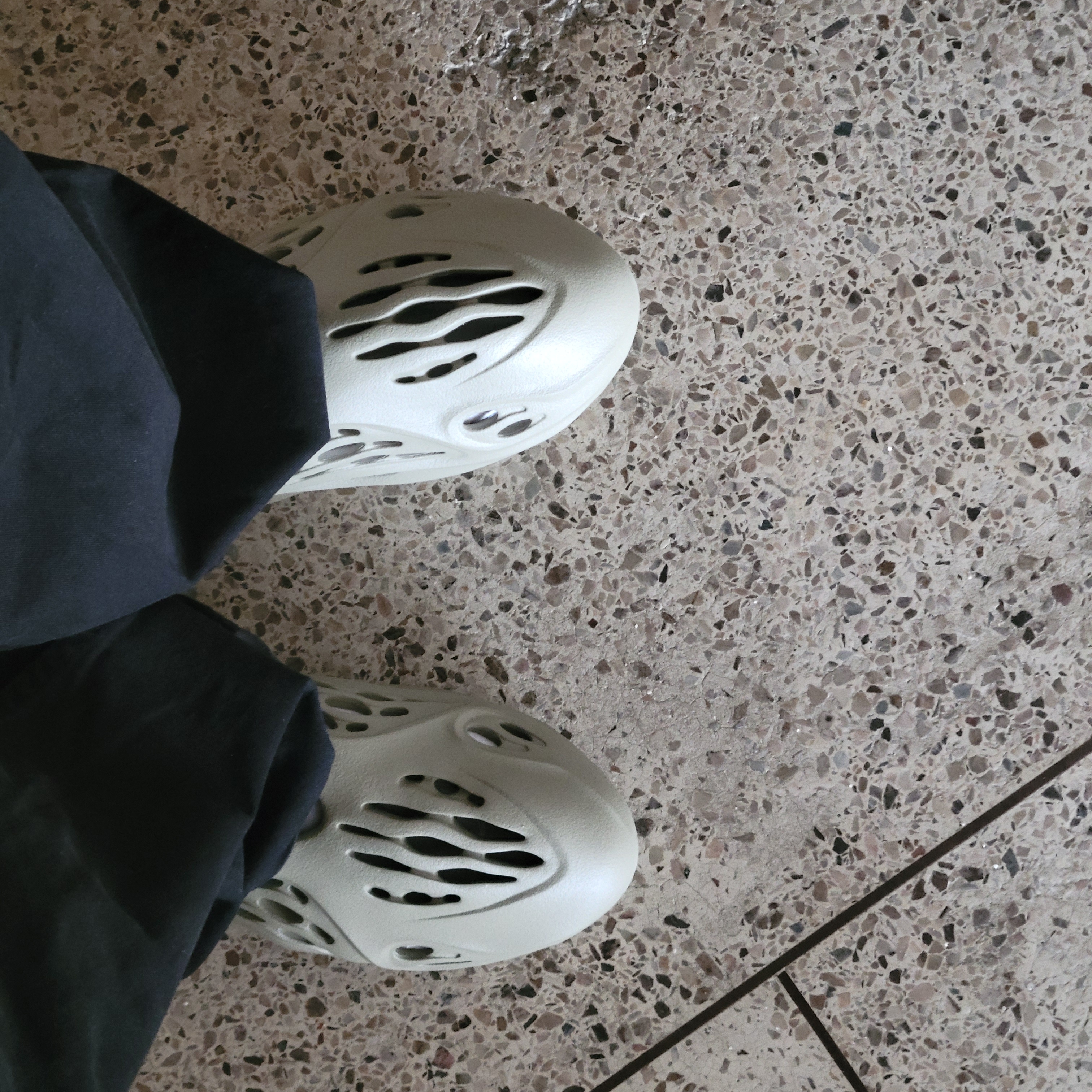 Adidas Yeezy Foam RNNR Stone Salt 착용 스타일