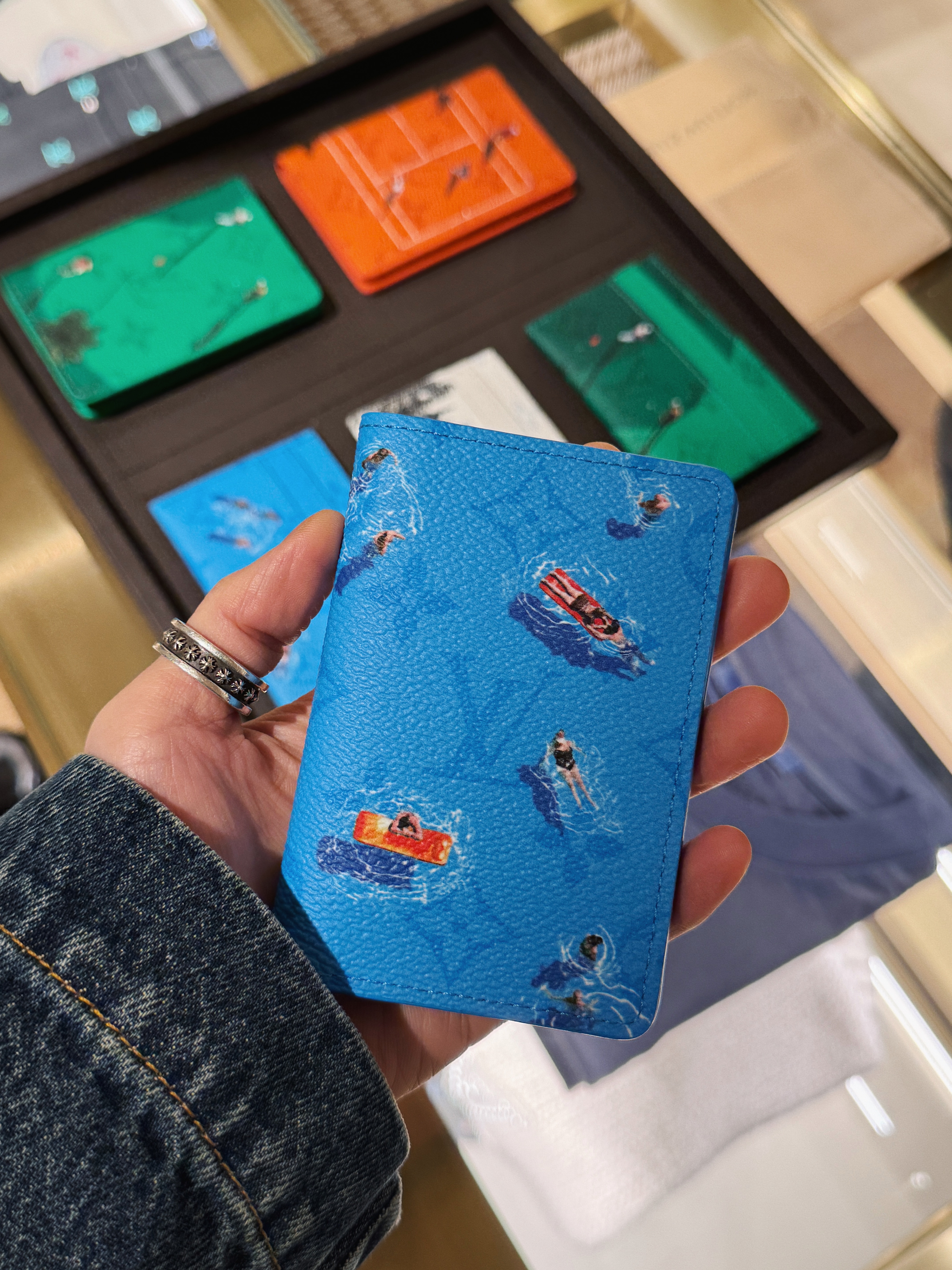 Louis Vuitton Pocket Organizer Taigarama Optic White, Louis Vuitton Pocket Organizer Sky Blue 착용 스타일 - 1
