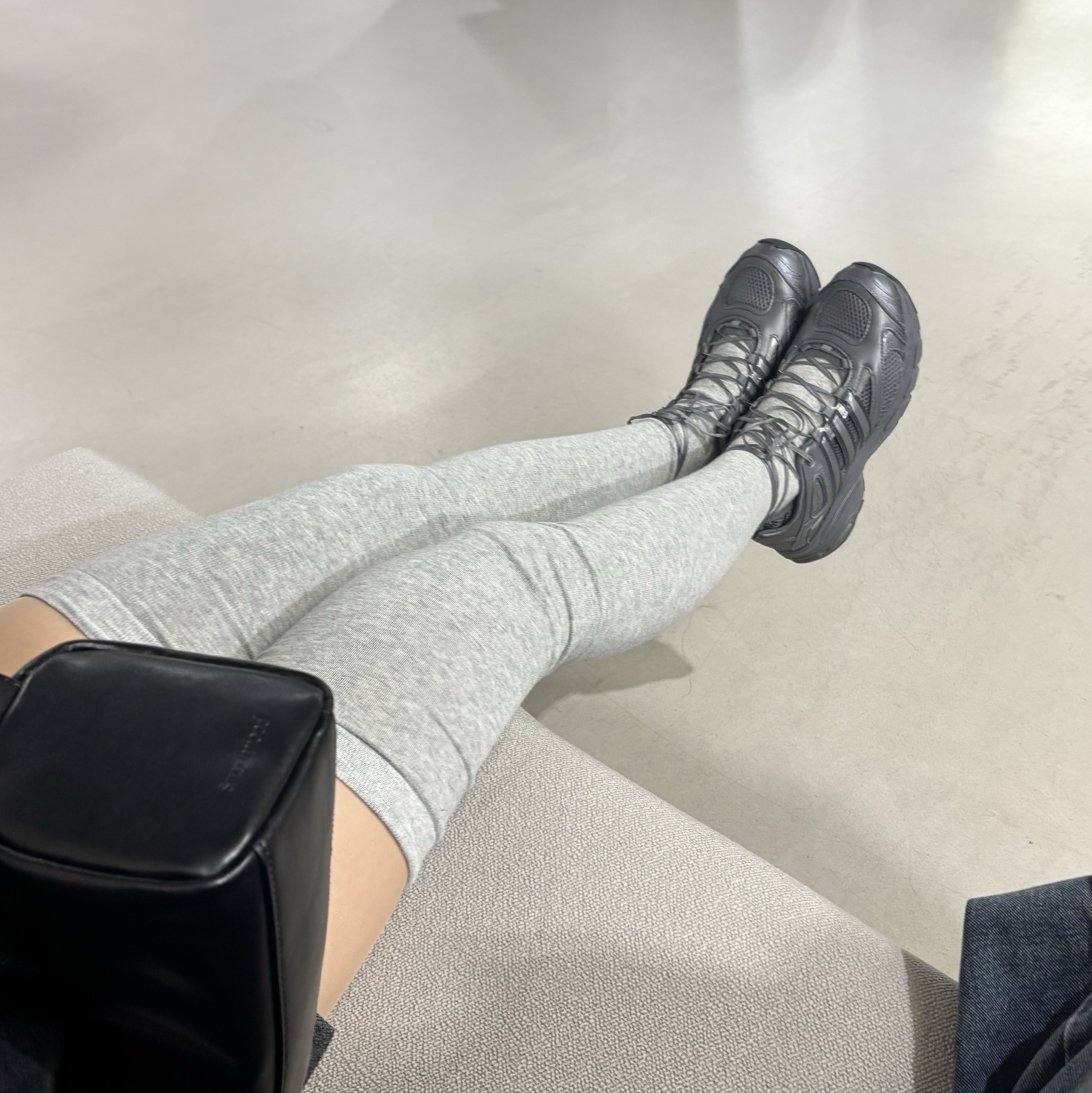 (W) Adidas x Taqwa Bint Ali Adistar Pose Iron Metallic 착용 스타일