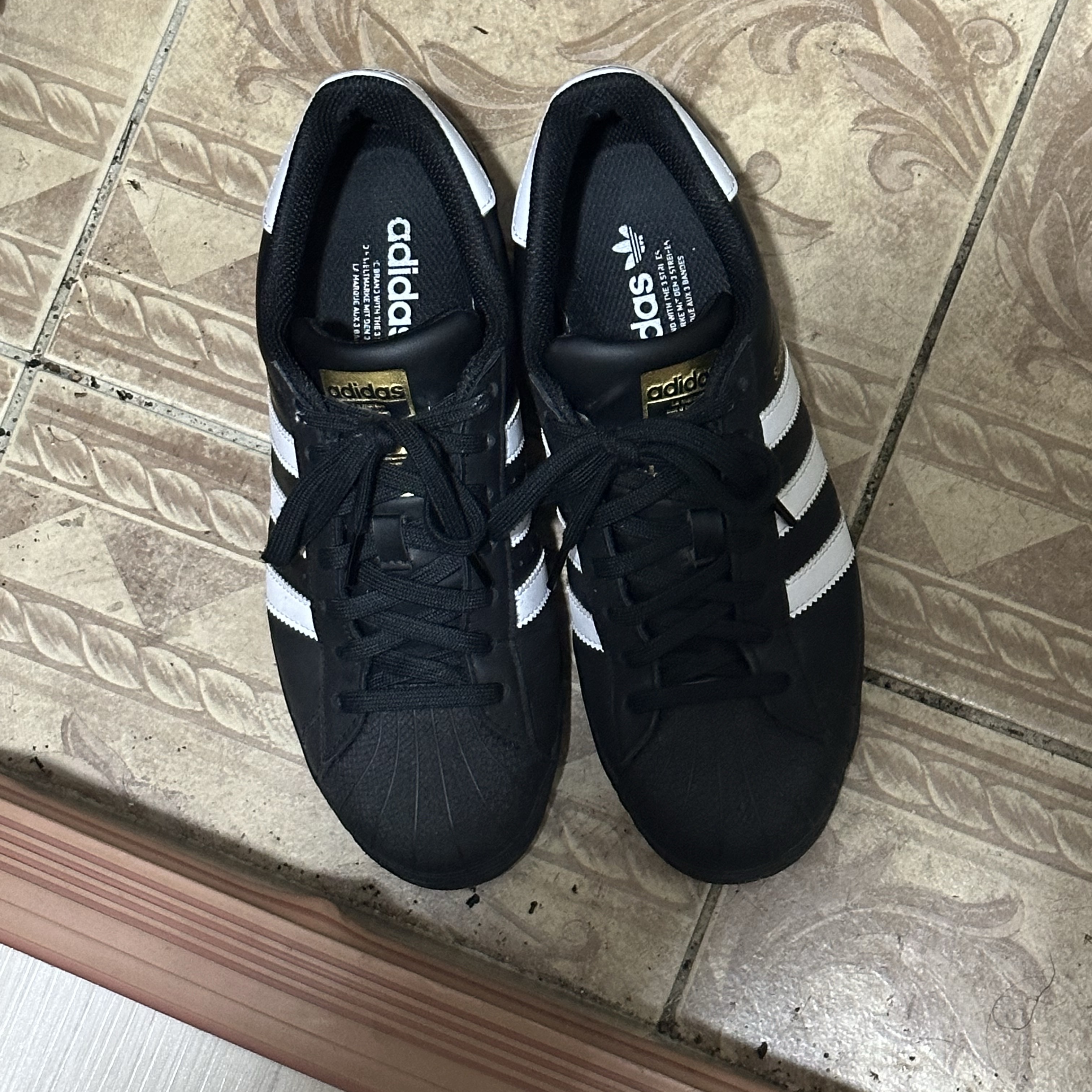Adidas Superstar Core Black White 착용 스타일
