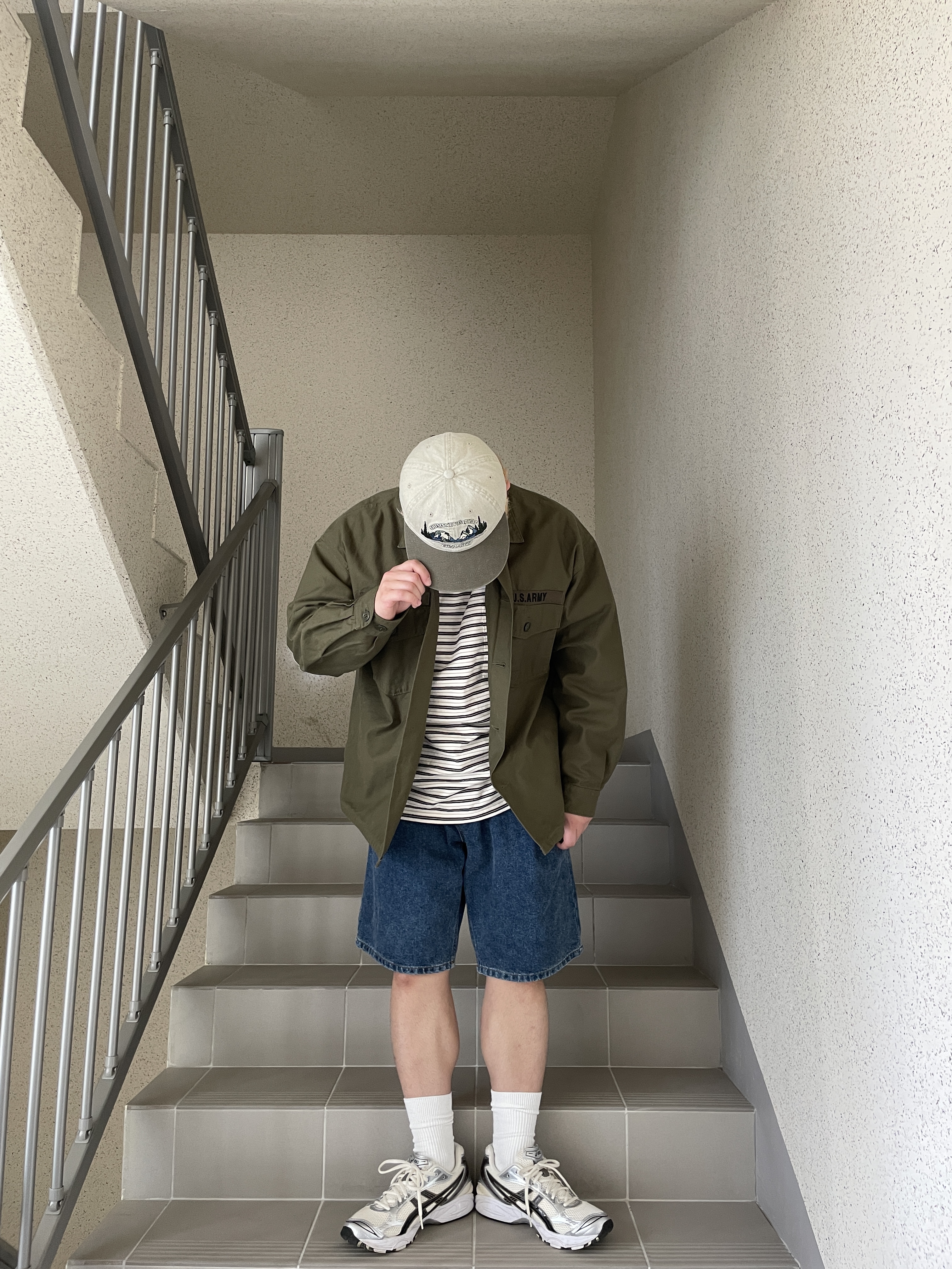 Asics Gel-Kayano 14 Cream Black, Marka Utility Shirt Olive 착용 스타일 - 4