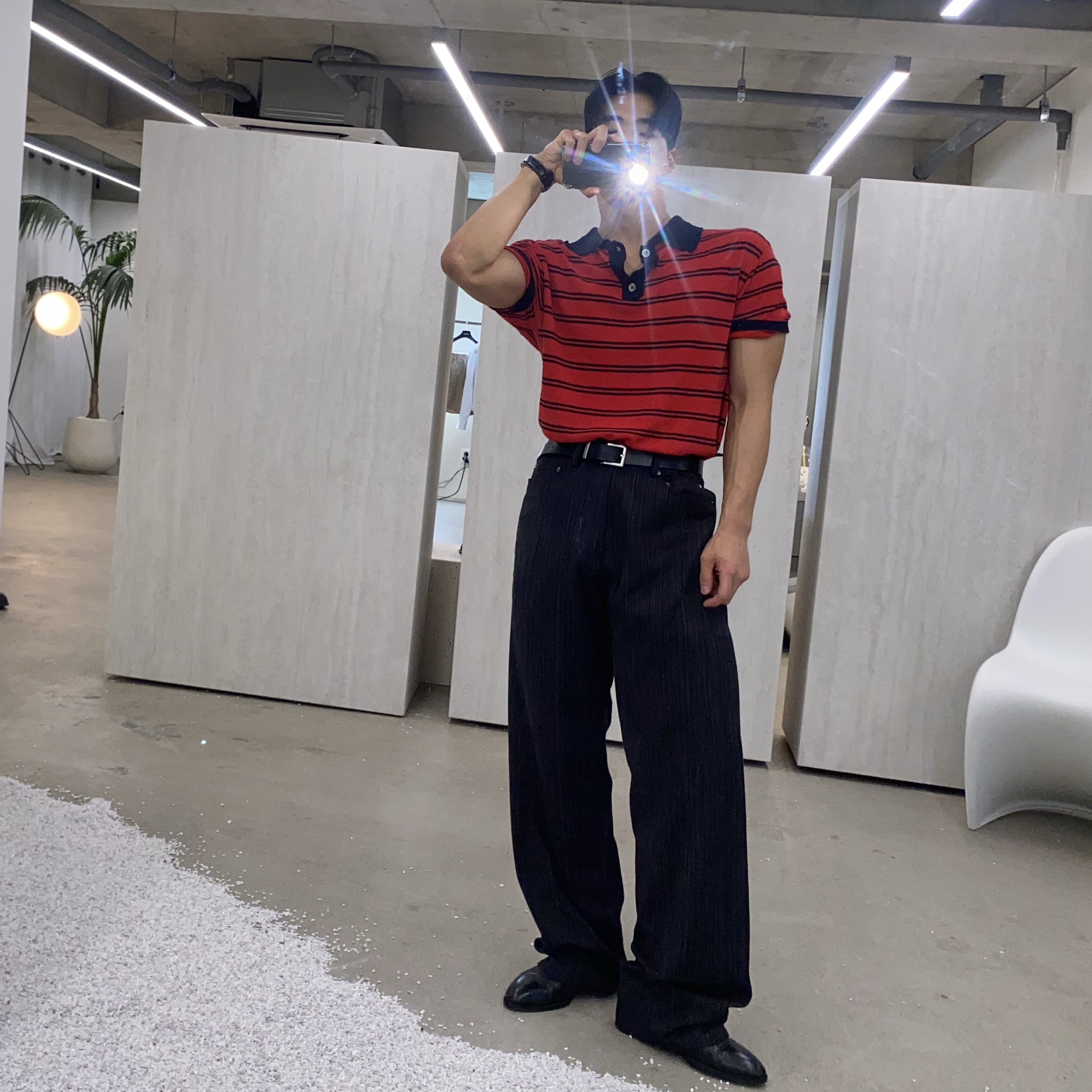 Haleine Striped Boucle Polo Knit Red Navy, Haleine Twisted Slub Stripe Pants Charcoal 착용 스타일 - 3