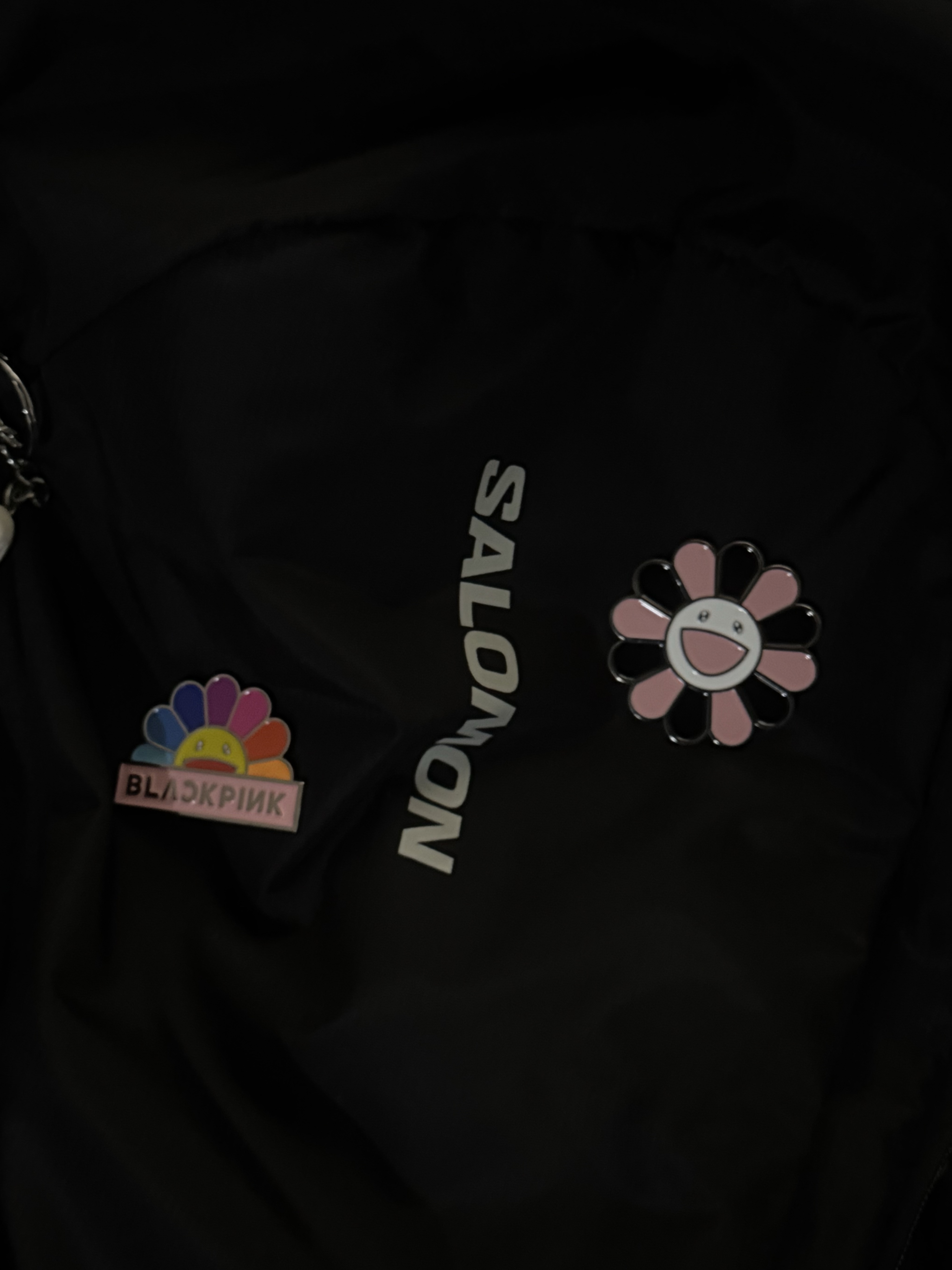 Kaikai Kiki x Blackpink Enamel Pin Blackpink Flower, Kaikai Kiki x Blackpink Enamel Pin Rainbow Flower 착용 스타일