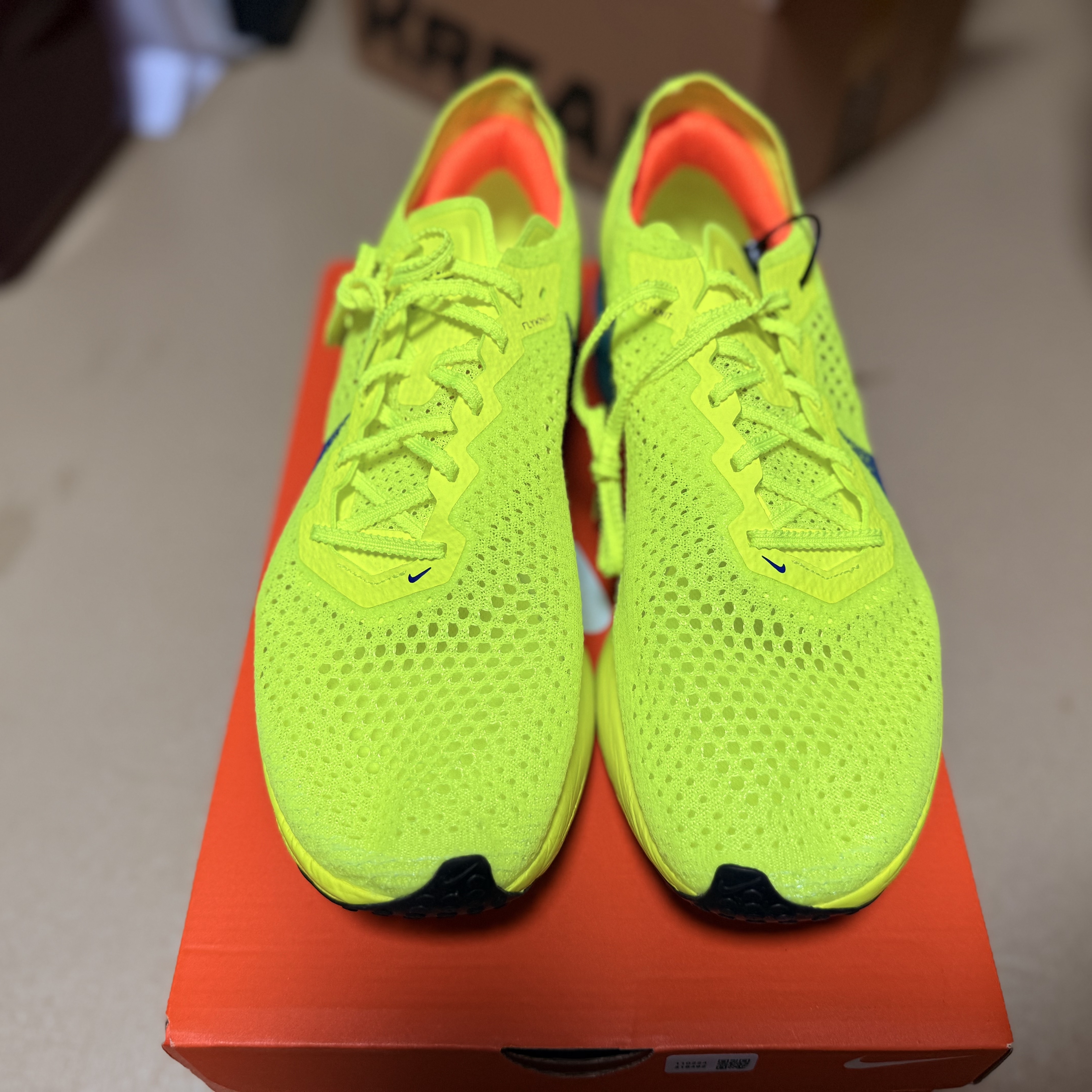 Nike ZoomX Vaporfly Next% 3 Volt Scream Green 착용 스타일 - 2