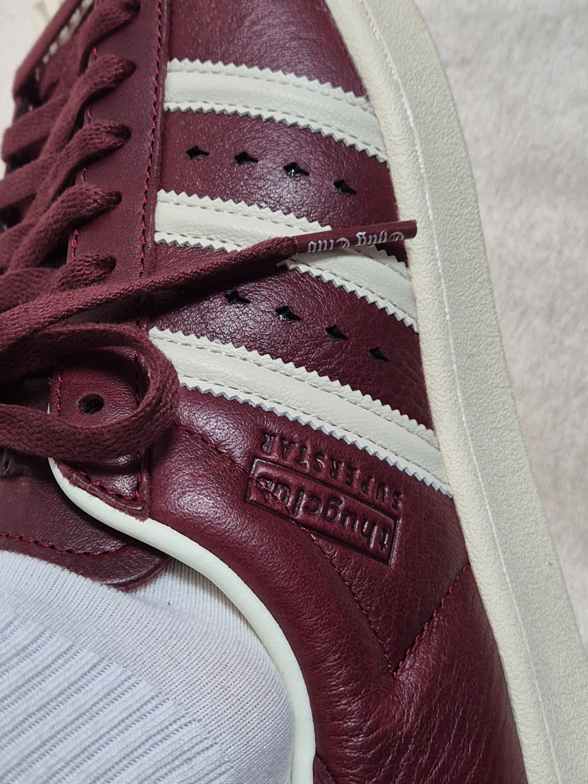 Adidas x Thug Club Superstar Vintage Collegiate Burgundy Cream White 착용 스타일 - 1