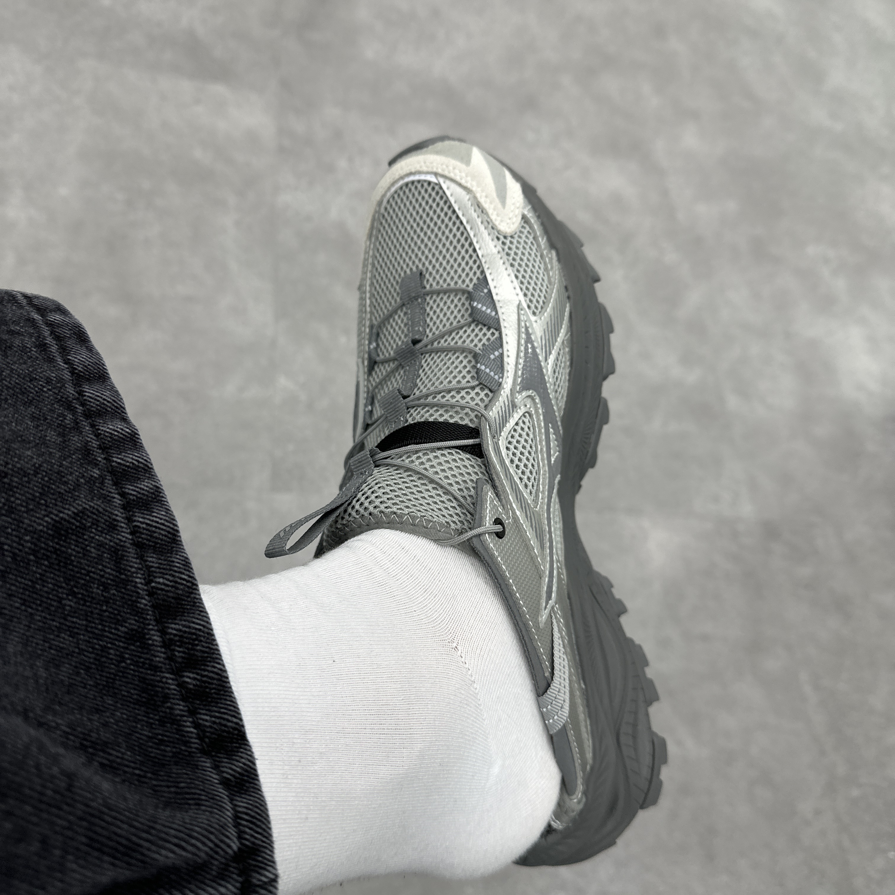 Mizuno Racer Trail SE Silver Grey 착용 스타일 - 2
