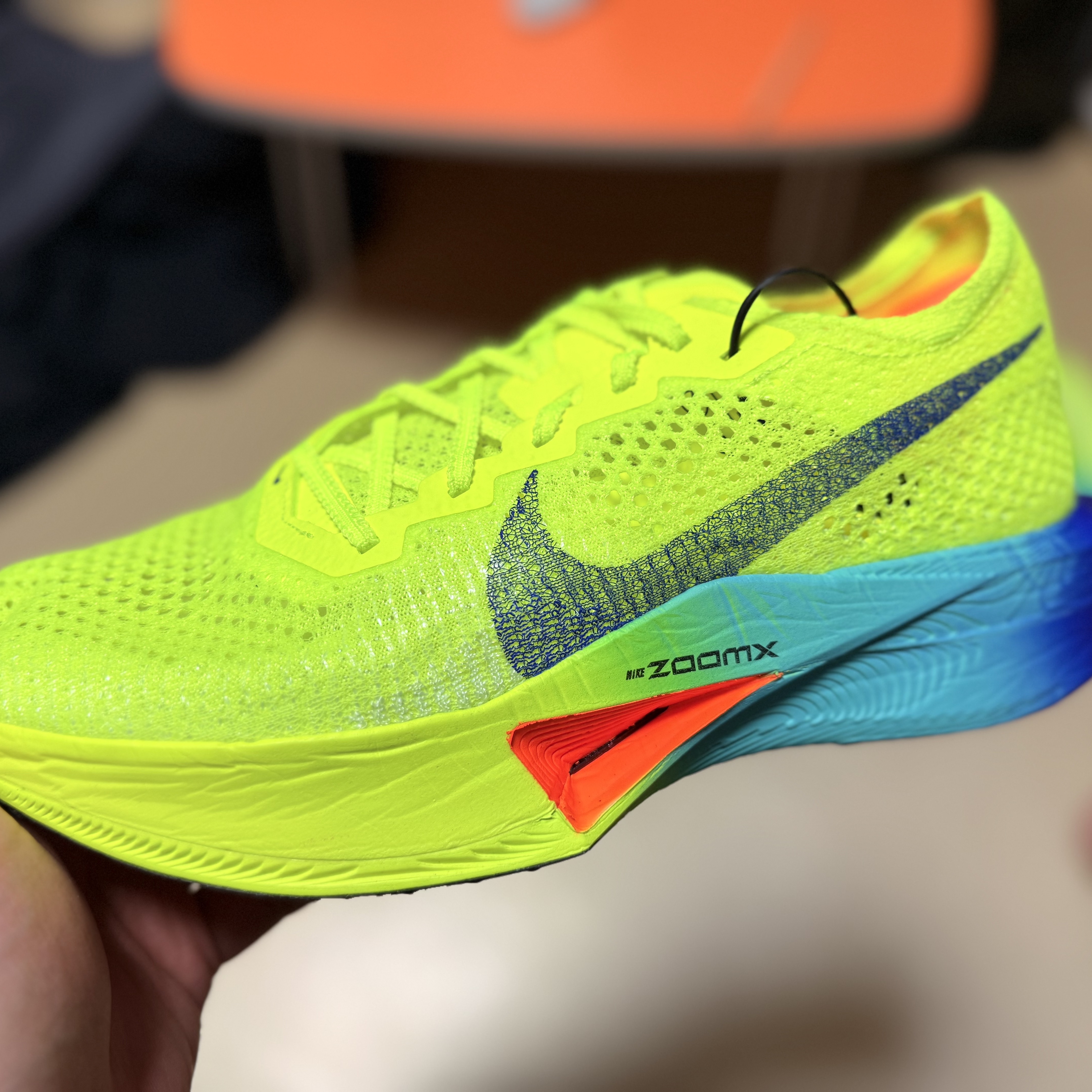 Nike ZoomX Vaporfly Next% 3 Volt Scream Green 착용 스타일 - 6