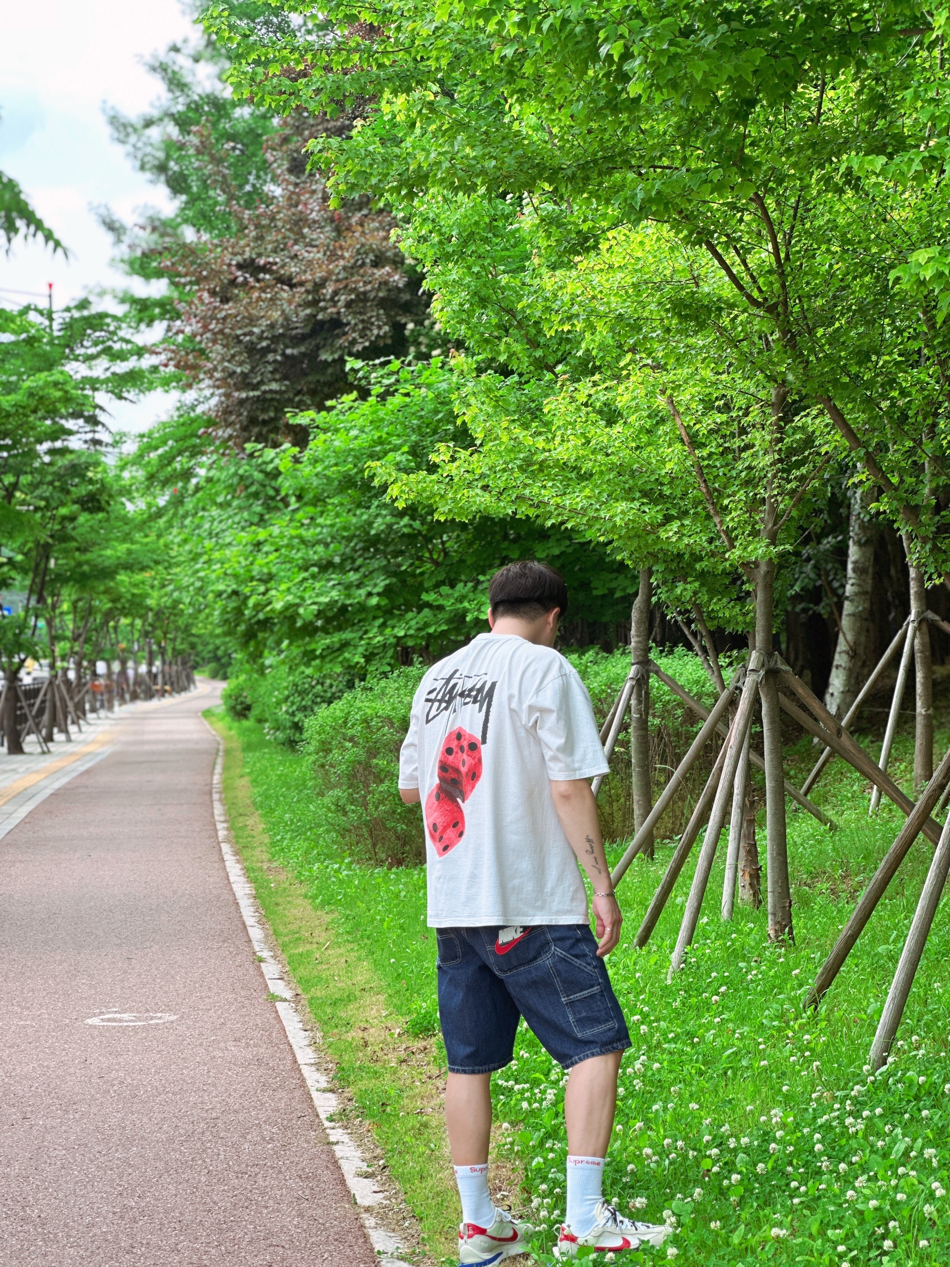 Stussy Fuzzy Dice T-Shirt White, Supreme x Nike Denim Short Indigo - 24SS 착용 스타일 - 2